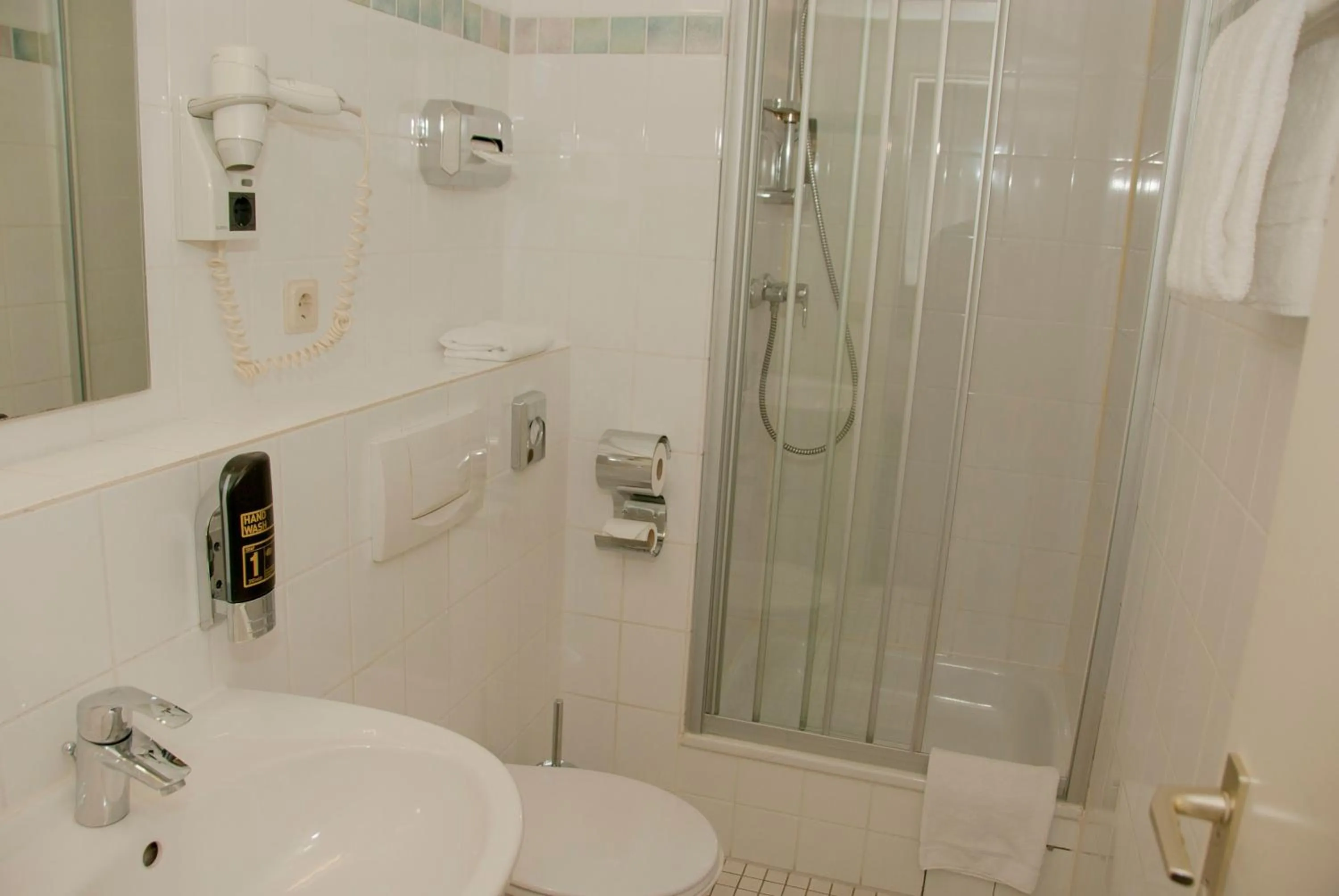 Bathroom in Elbbrücken Hotel