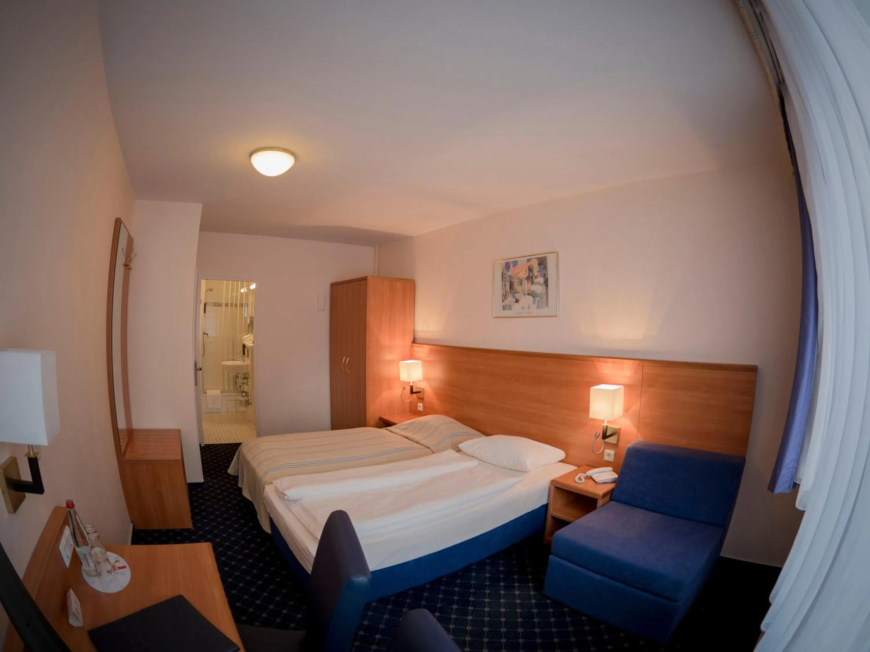 Photo of the whole room, Bed in Elbbrücken Hotel