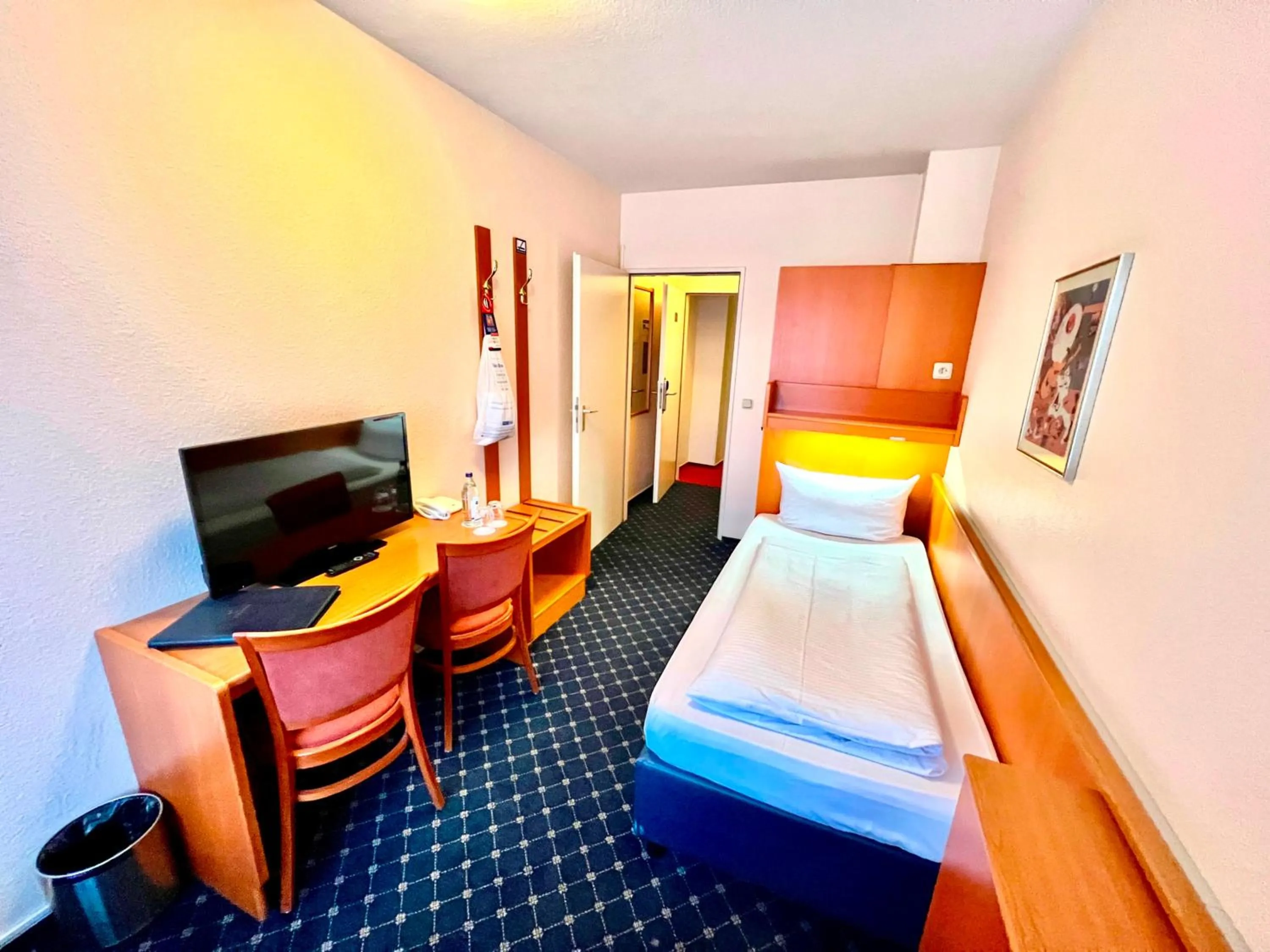 Photo of the whole room, Bed in Elbbrücken Hotel