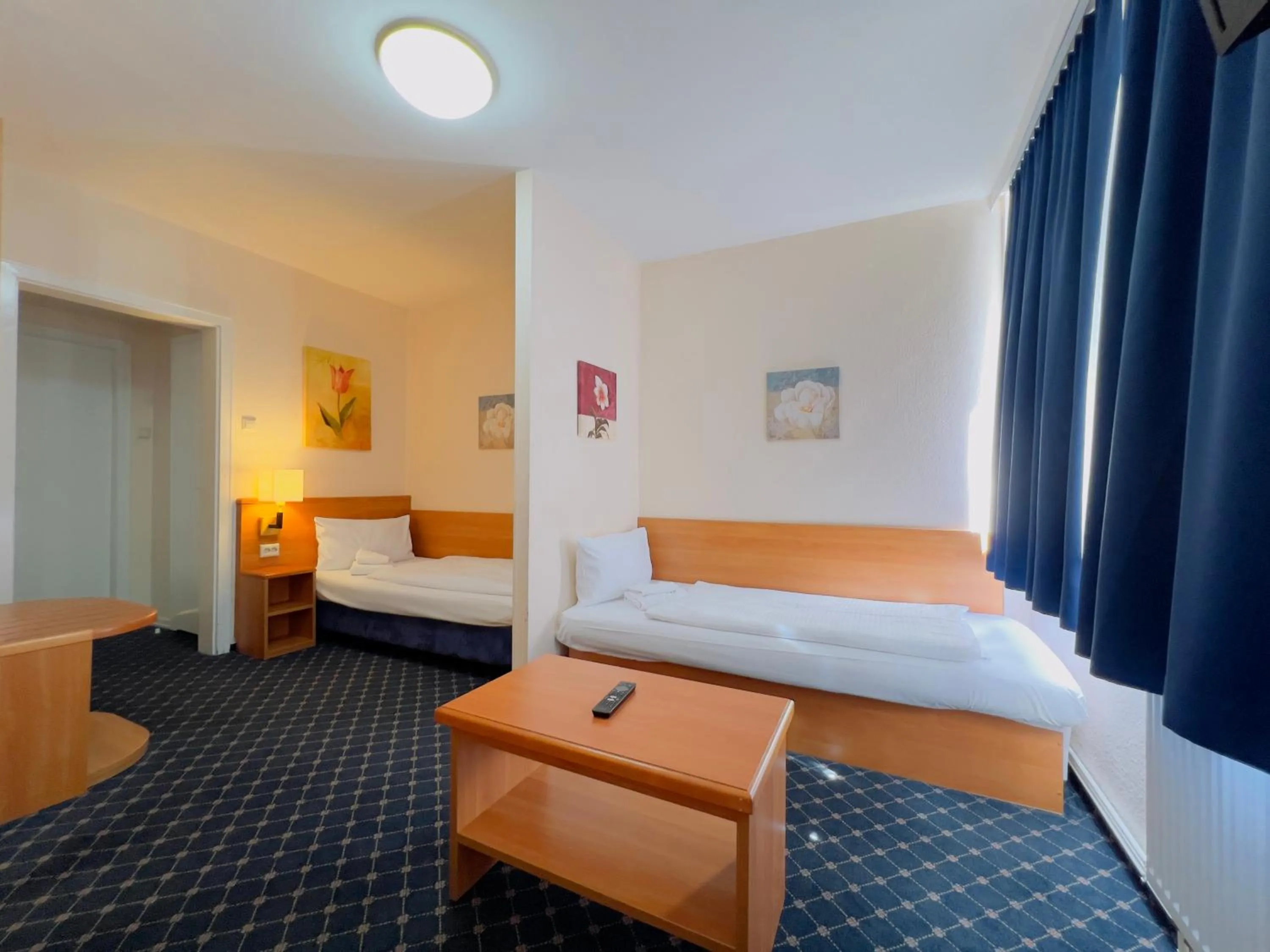 Photo of the whole room, Bed in Elbbrücken Hotel
