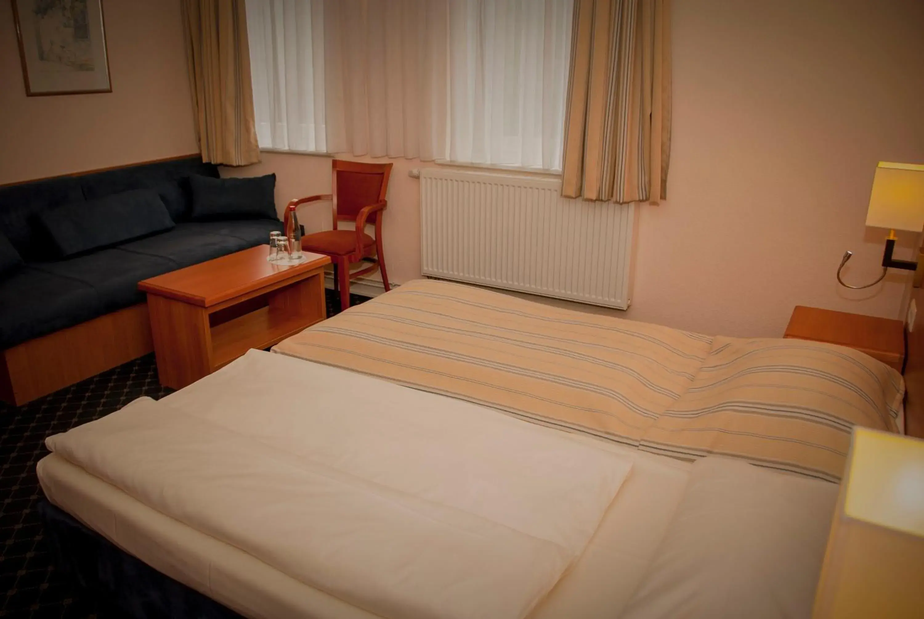 Photo of the whole room, Bed in Elbbrücken Hotel Photo of the whole room, Bed in Elbbrücken Hotel