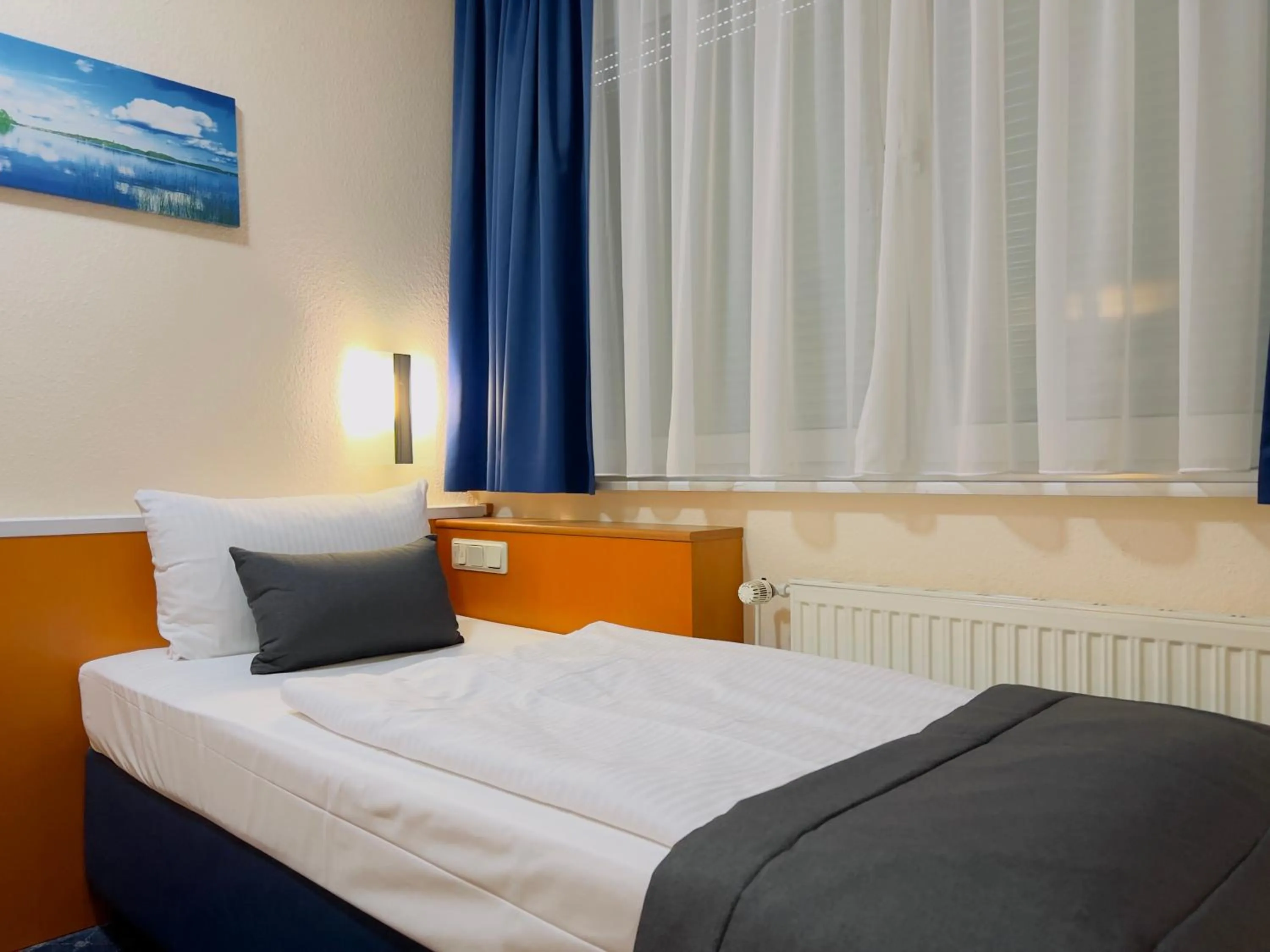 Bed in Elbbrücken Hotel