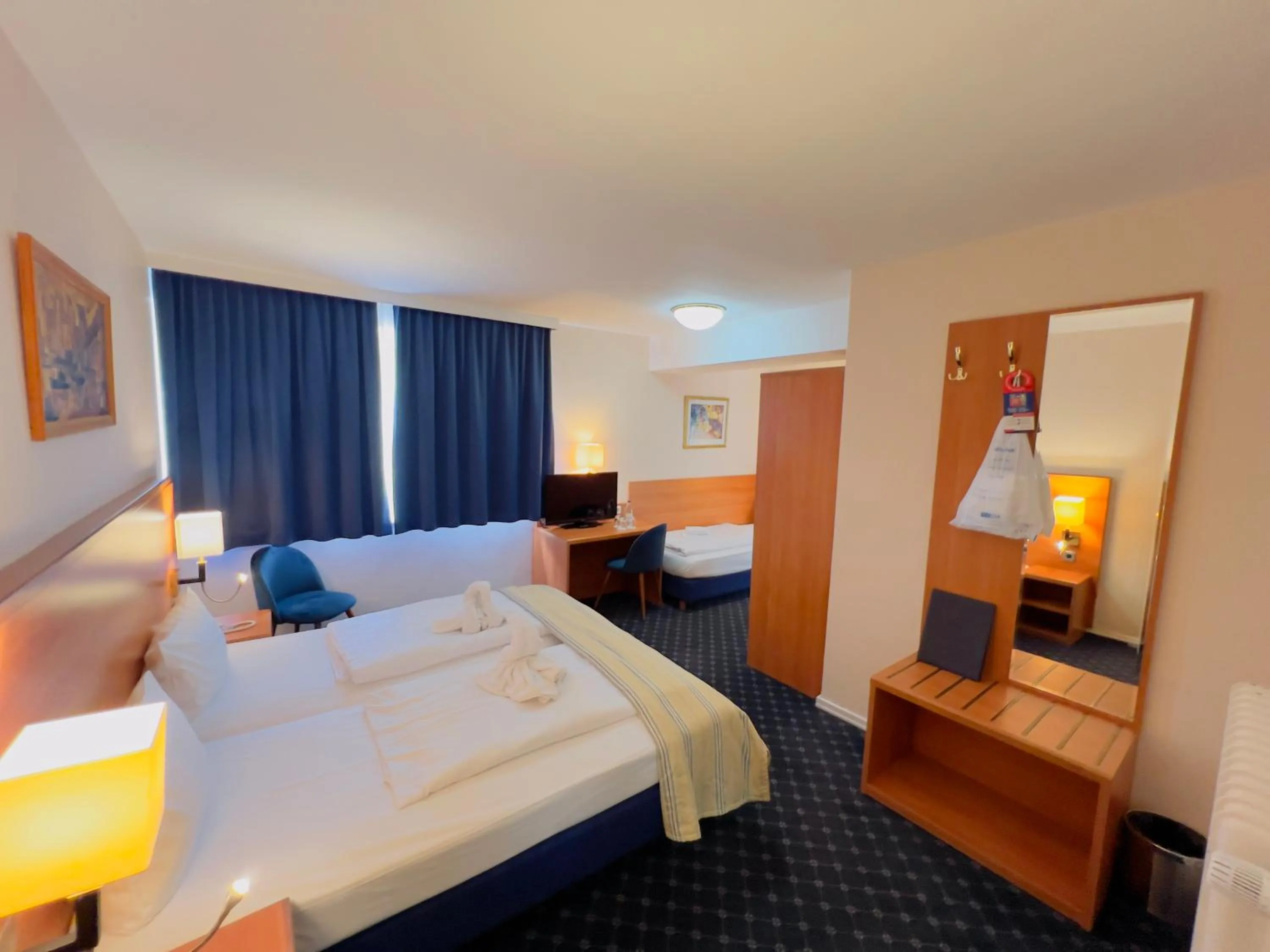 Photo of the whole room, Bed in Elbbrücken Hotel