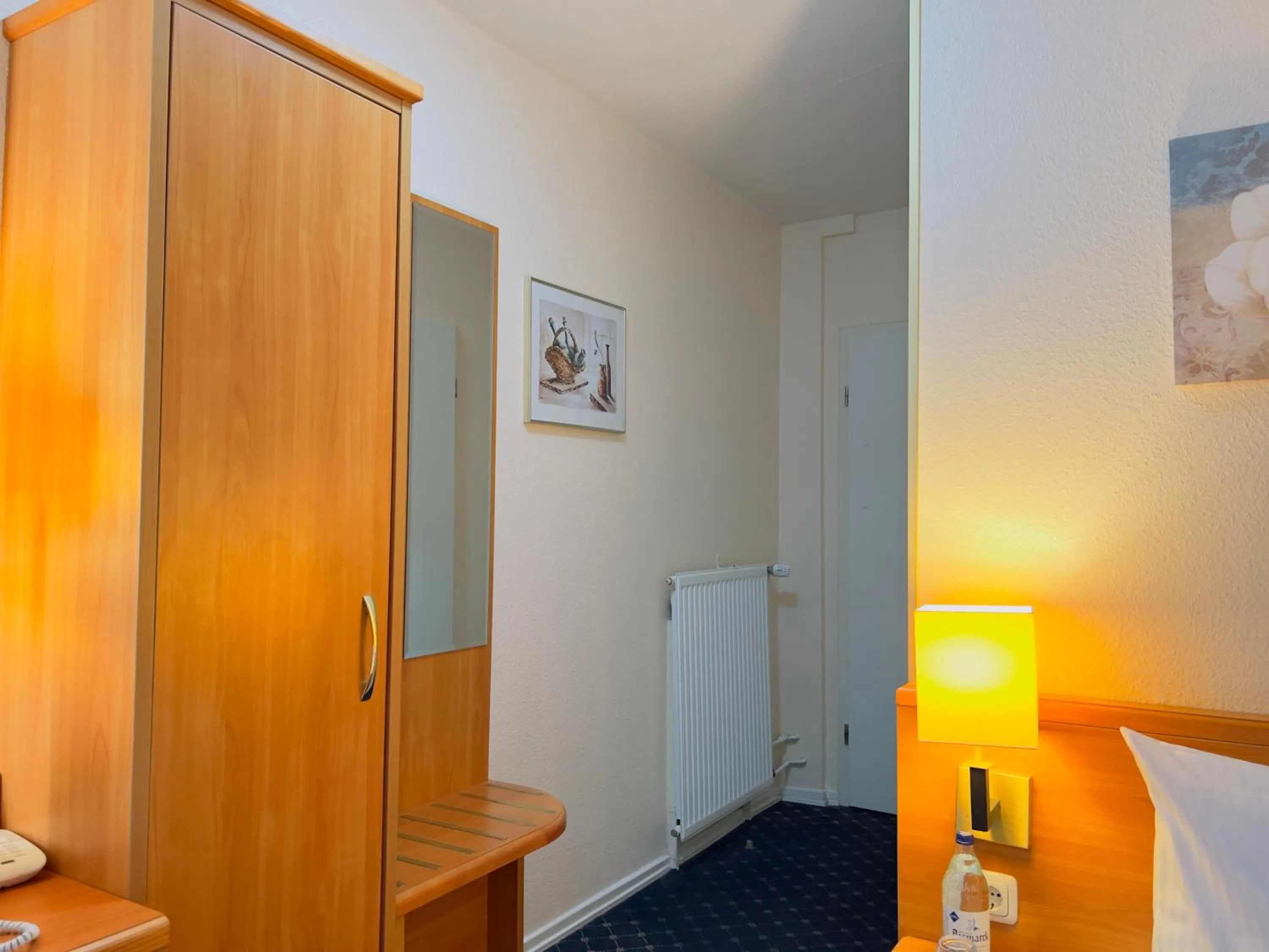 Photo of the whole room, Bed in Elbbrücken Hotel