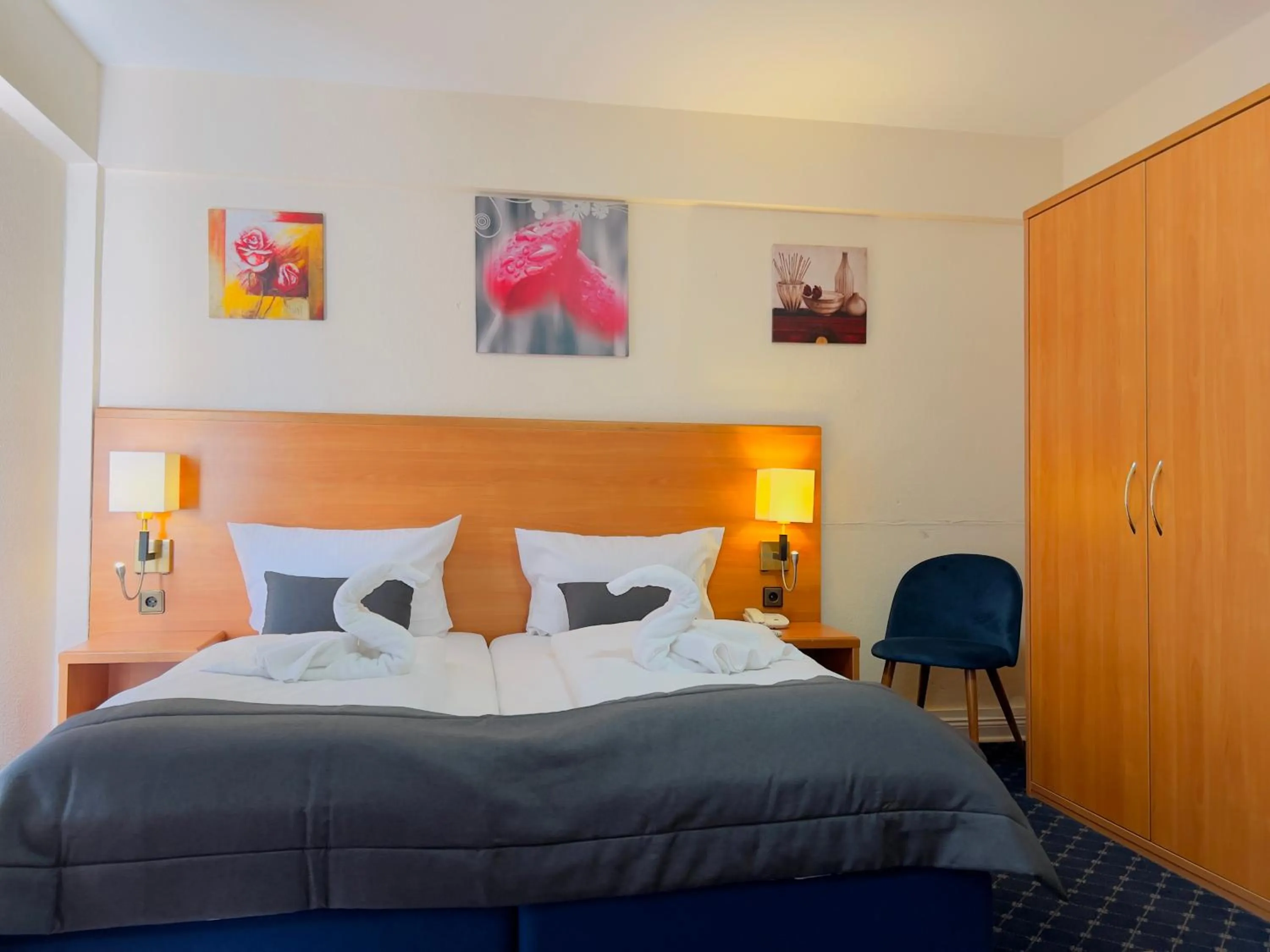 Photo of the whole room, Bed in Elbbrücken Hotel