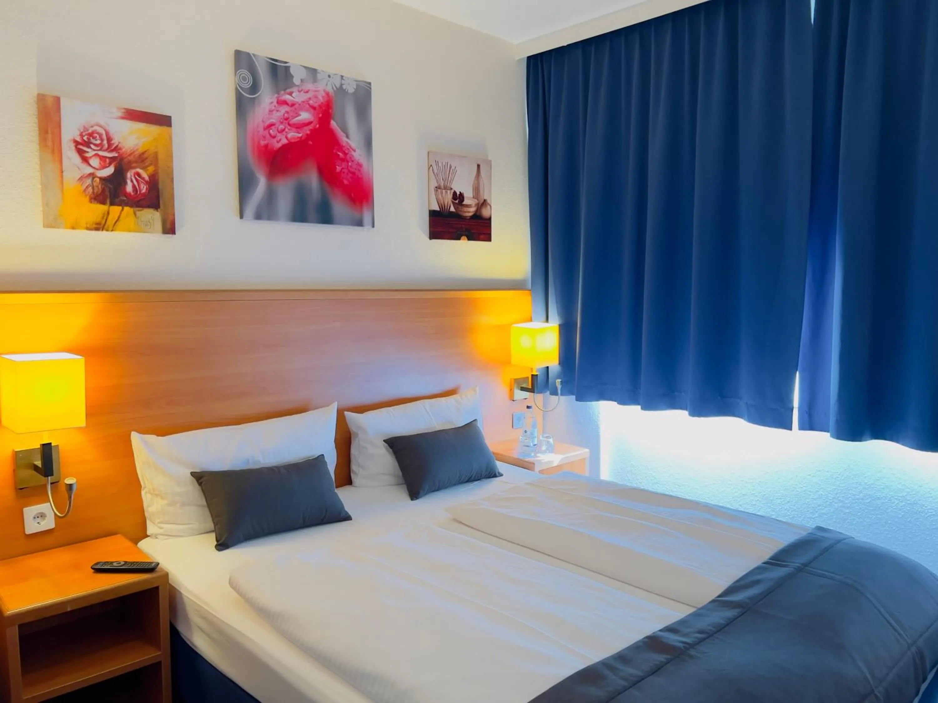 Photo of the whole room, Bed in Elbbrücken Hotel