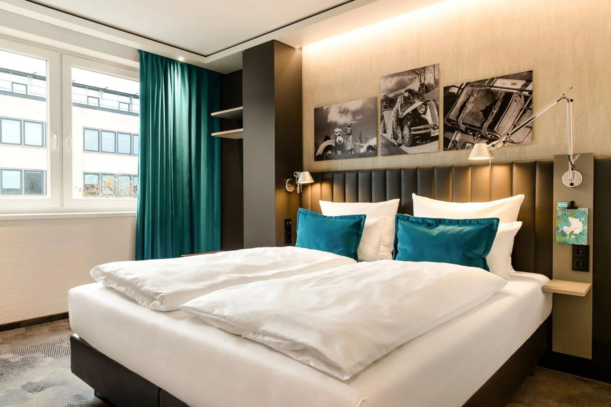 Property building, Bed in Motel One Frankfurt-Eastside