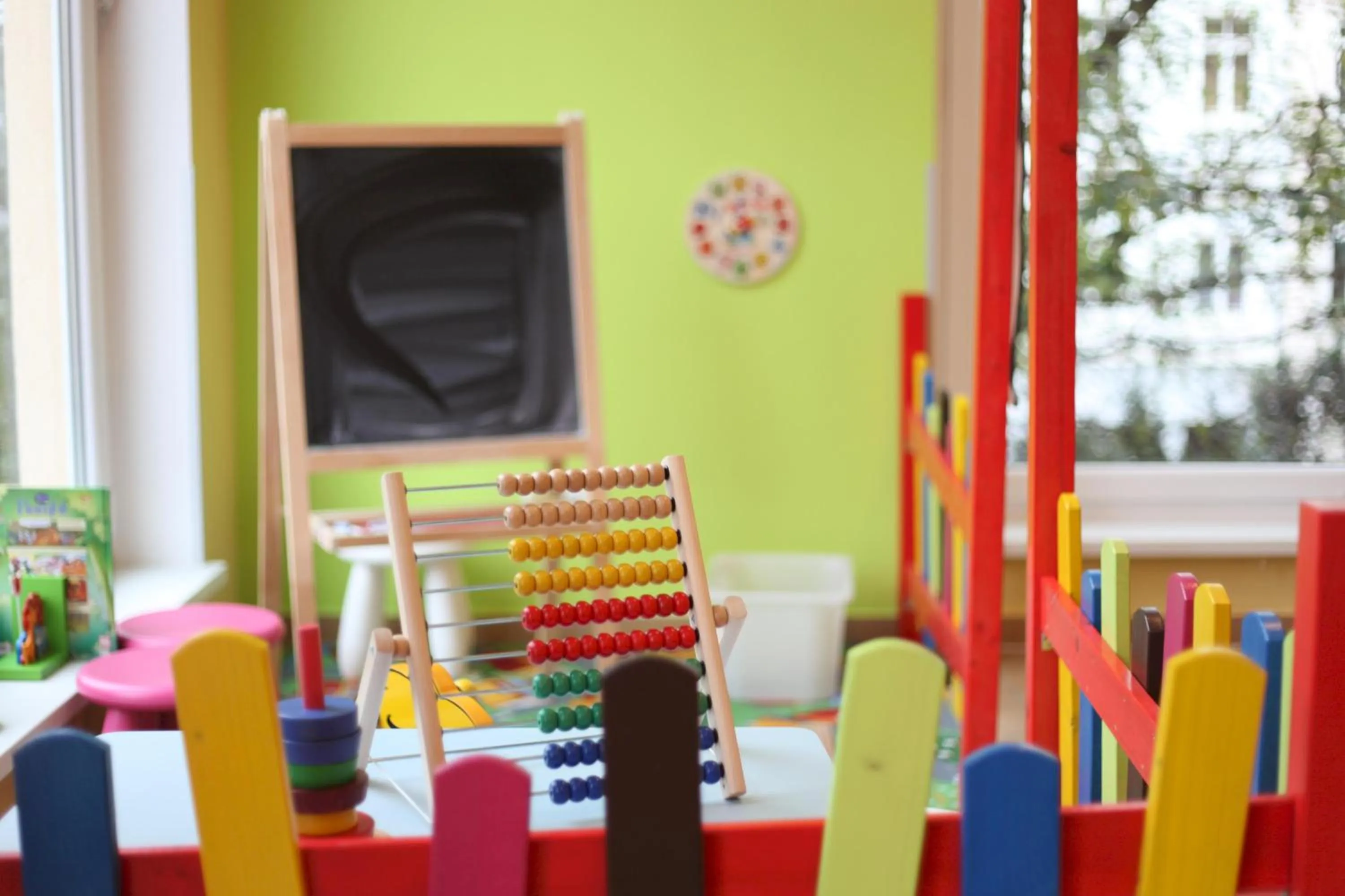 children in a&o Aachen Hauptbahnhof