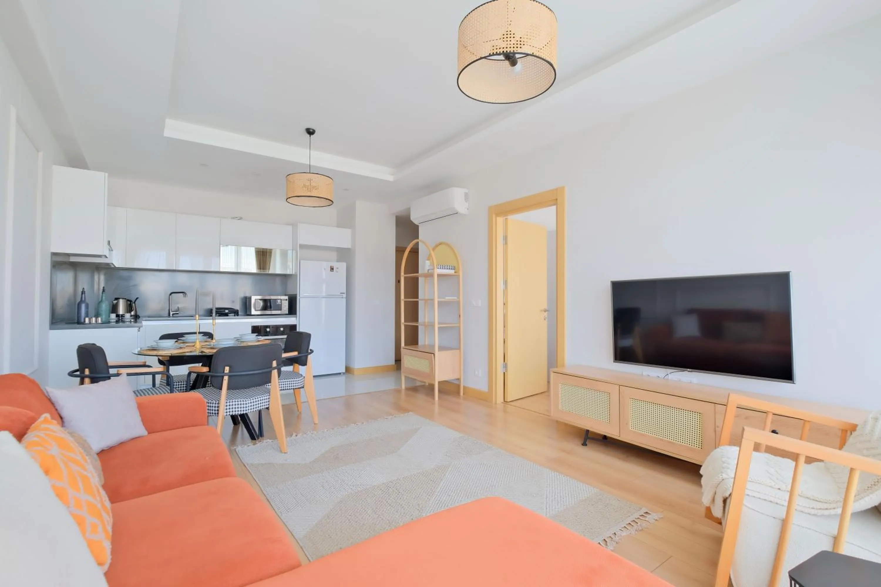 Communal lounge/ TV room in Grand Residence by NewInn