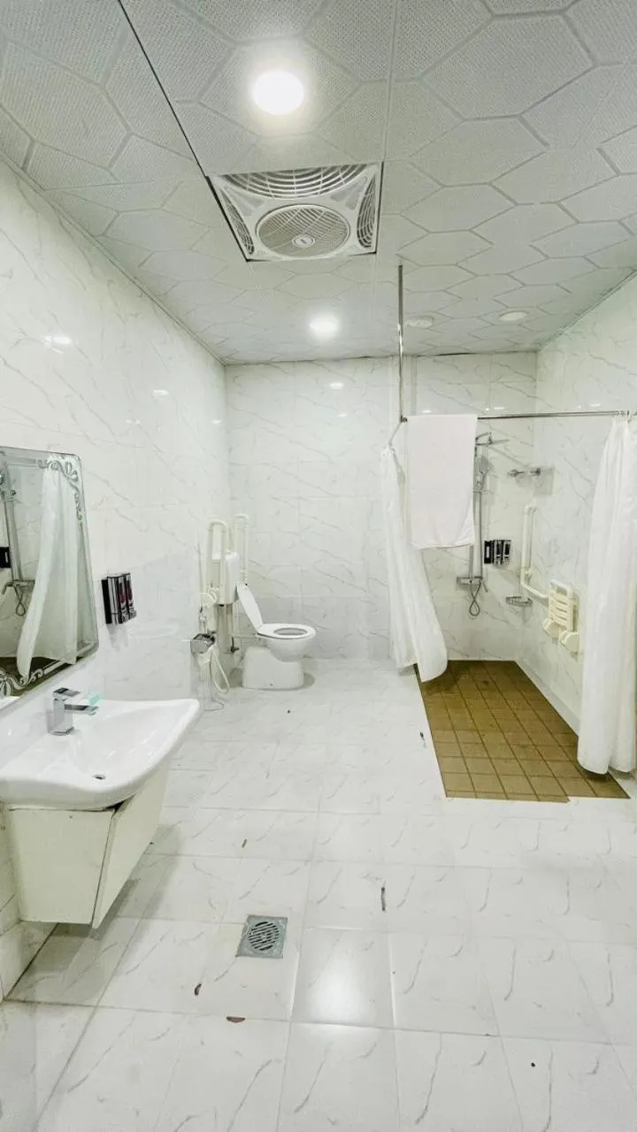 Toilet in Daraysh Hotel