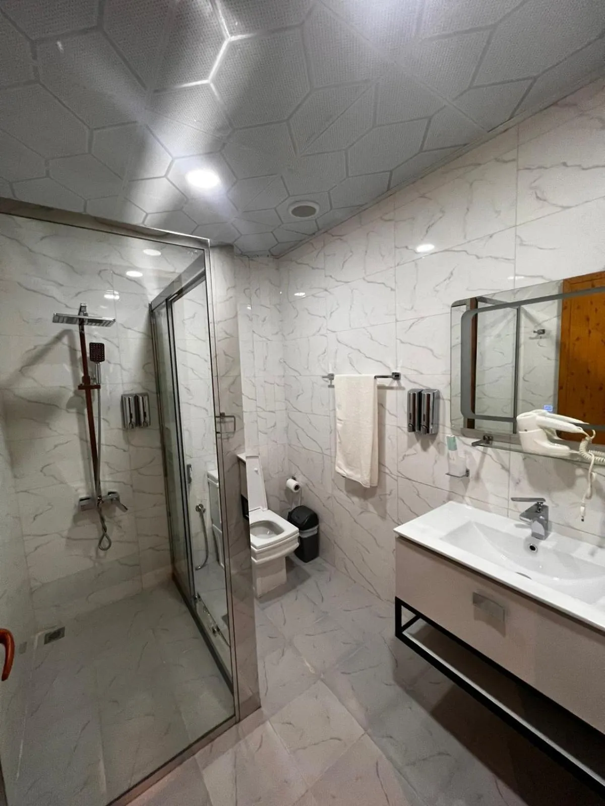 Bathroom in Daraysh Hotel
