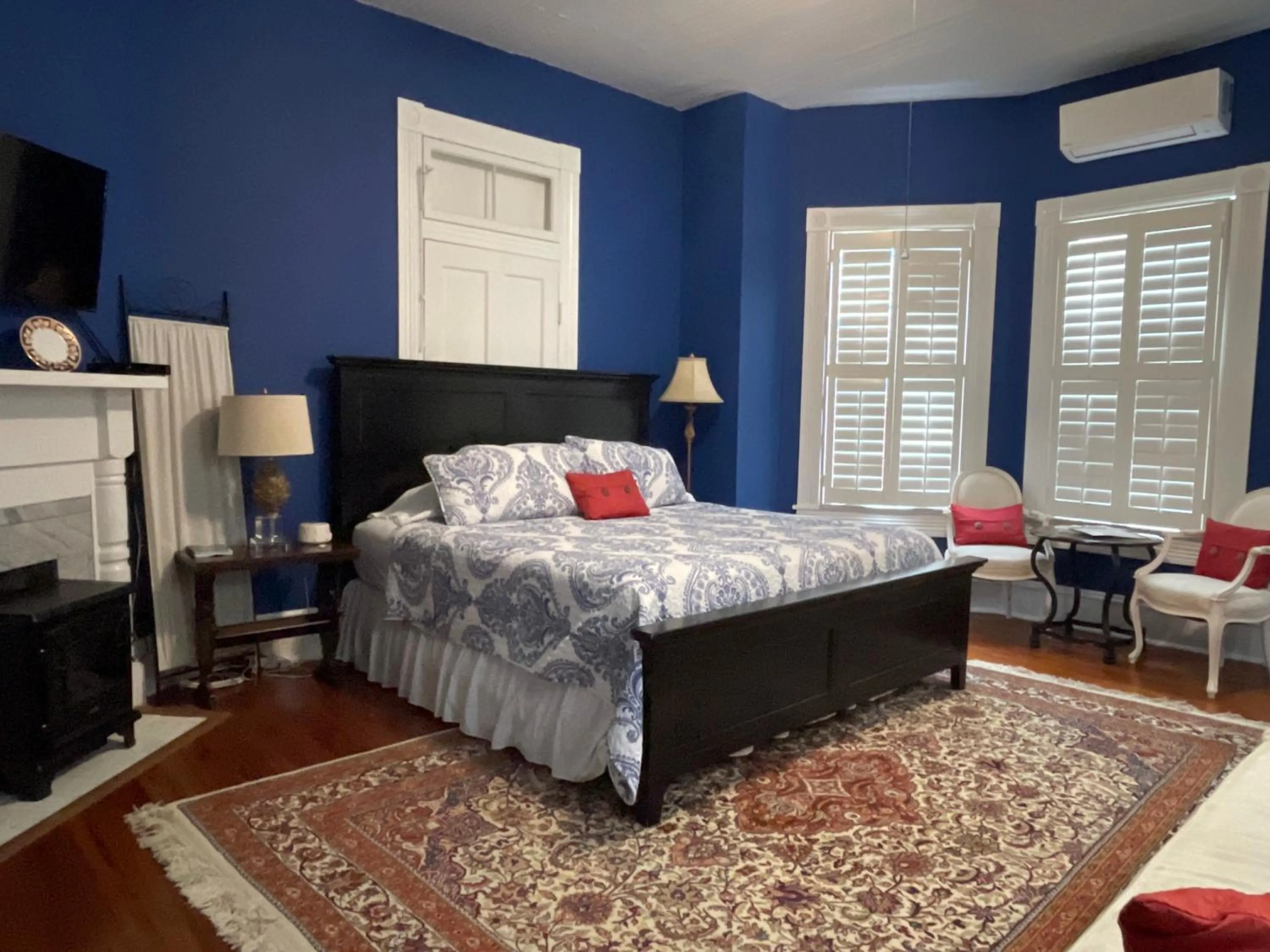 Bed in Trowell Historic Inn