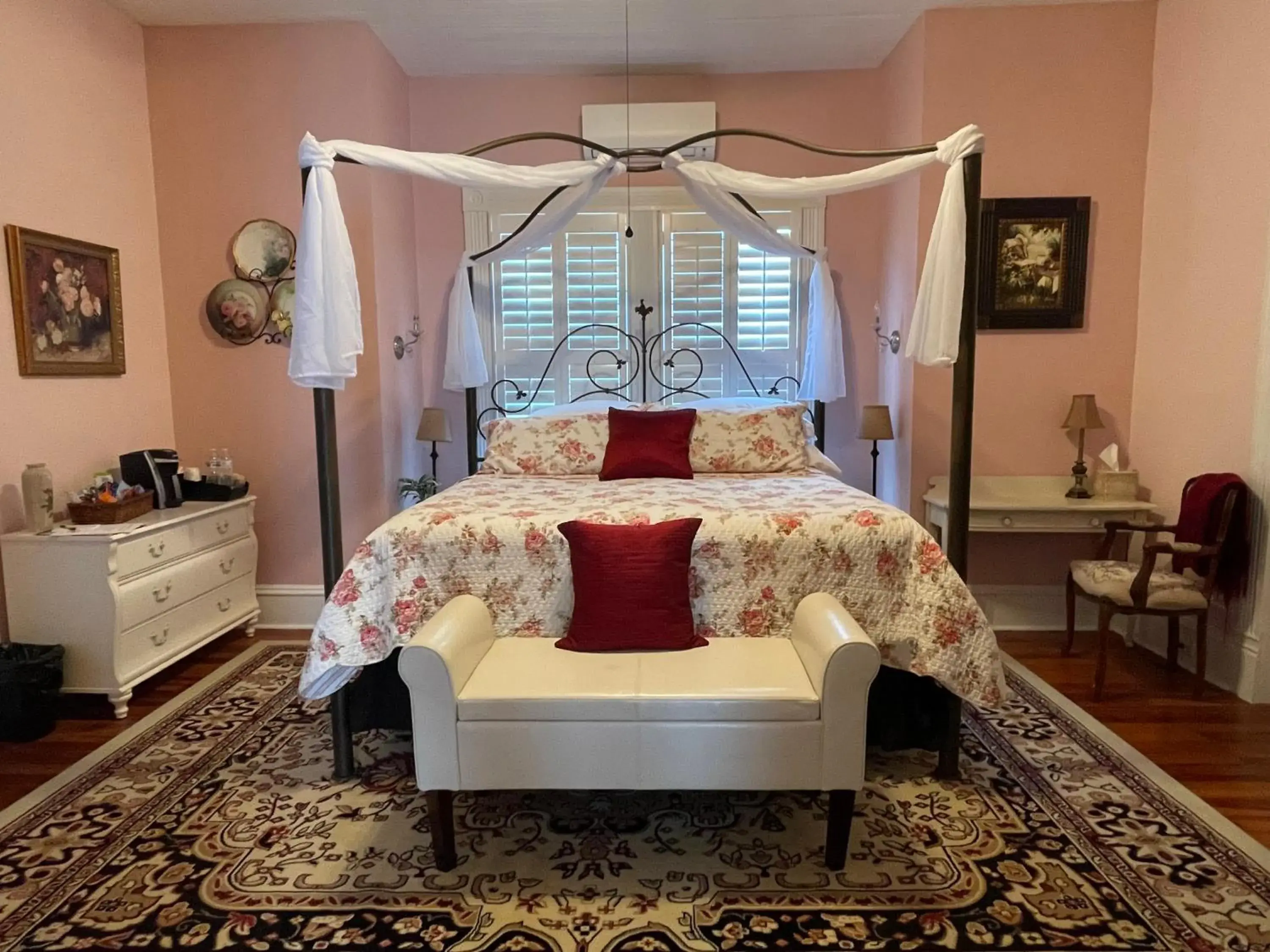 Deluxe King Room in Trowell Historic Inn Deluxe King Room in Trowell Historic Inn