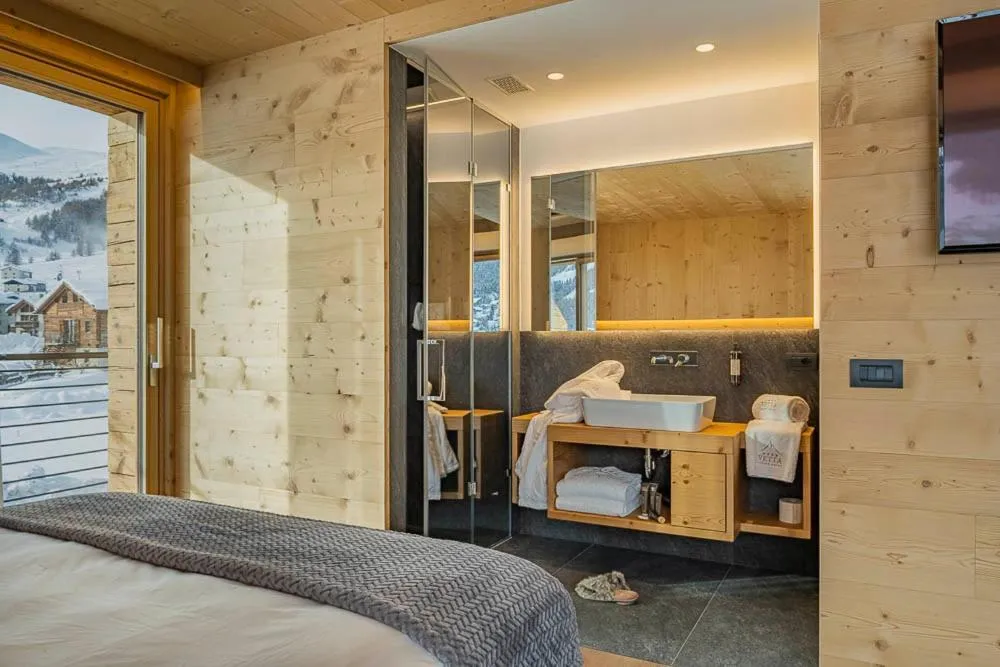 Bathroom, Bed in Vetta Alpine Relax