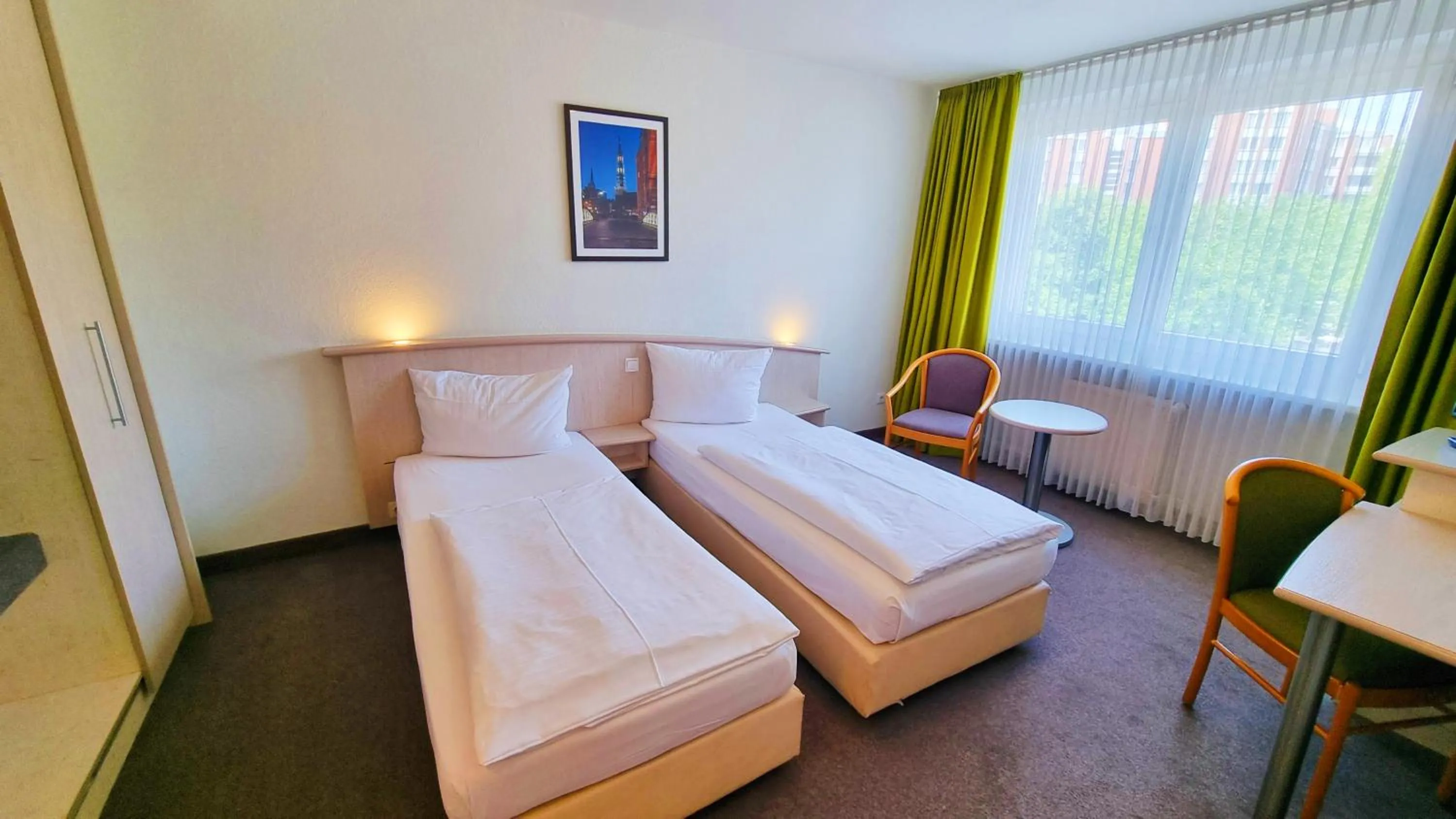 Photo of the whole room, Bed in Panorama Inn Hotel und Boardinghaus