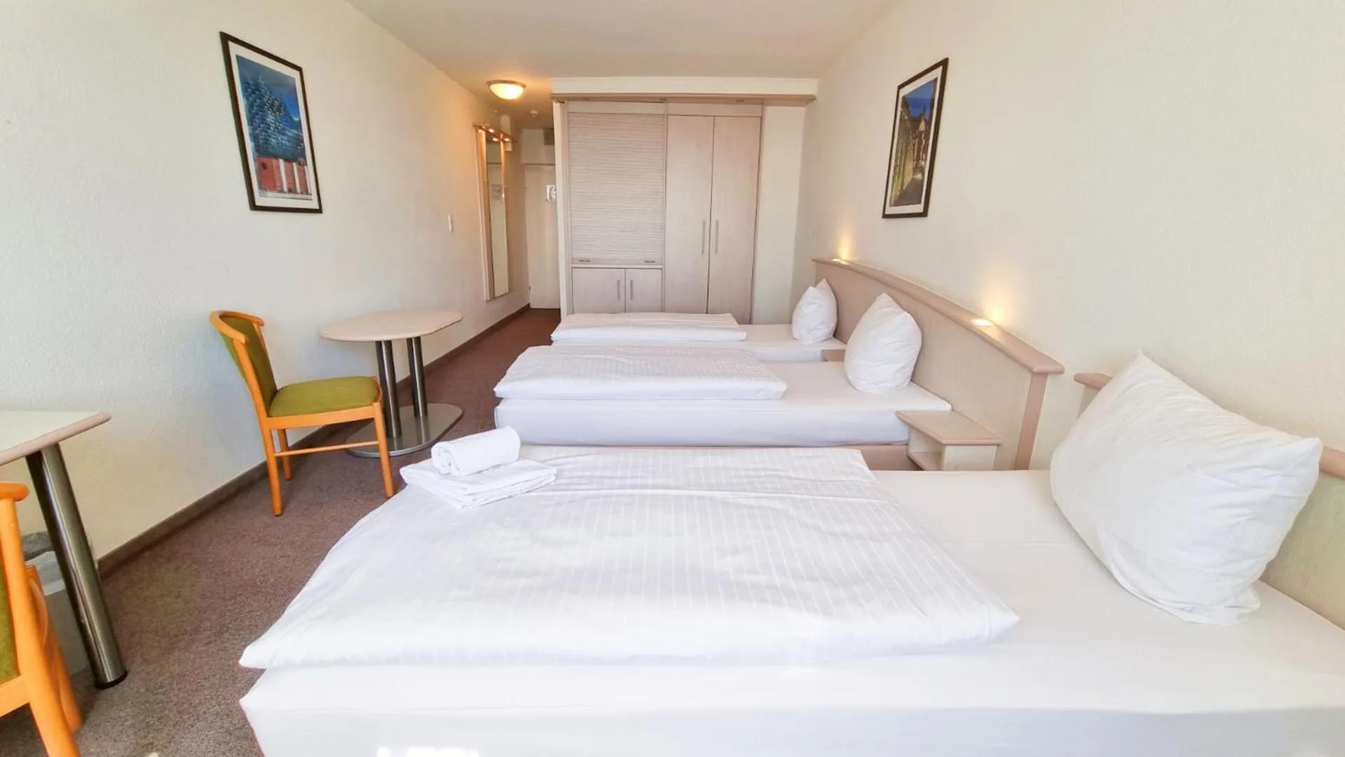 Photo of the whole room, Bed in Panorama Inn Hotel und Boardinghaus