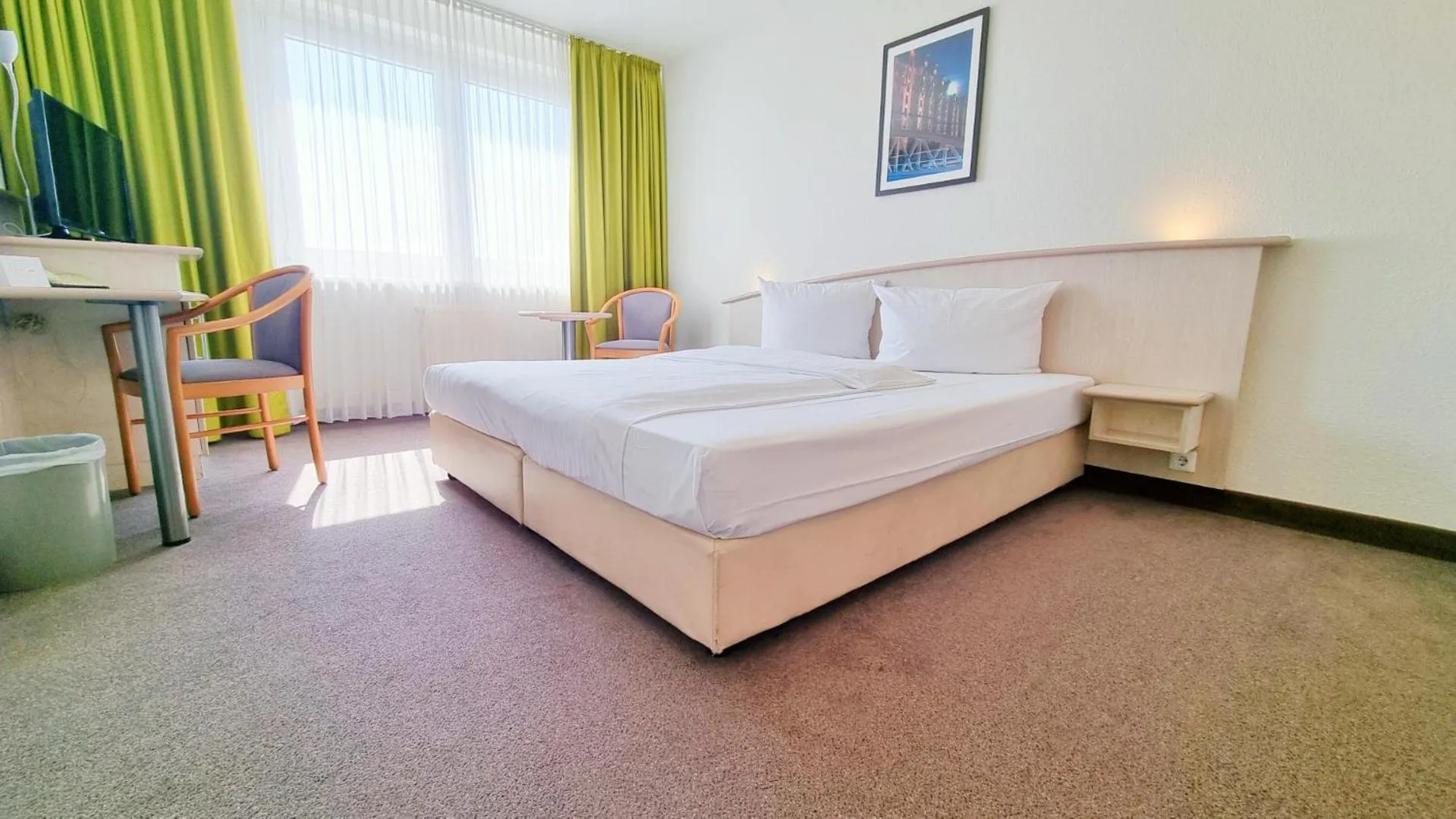 Photo of the whole room, Bed in Panorama Inn Hotel und Boardinghaus