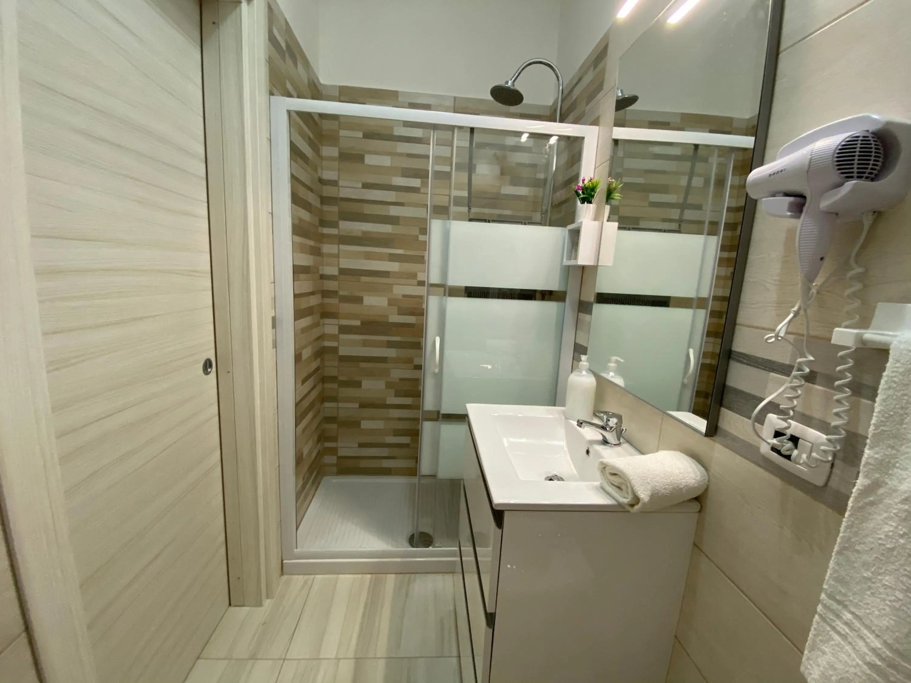 Shower in B&B Enjoy Happyness