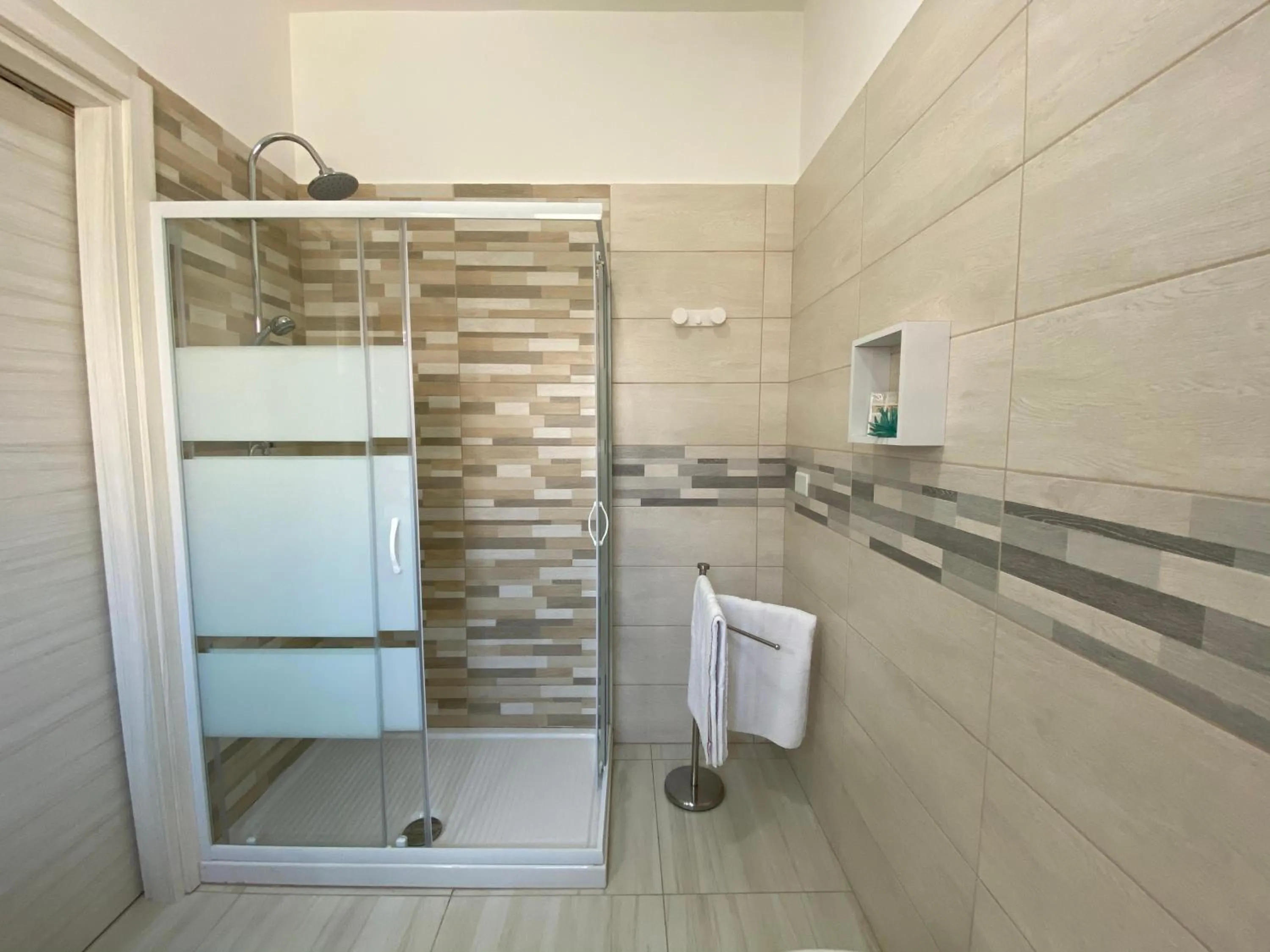 Shower in B&B Enjoy Happyness