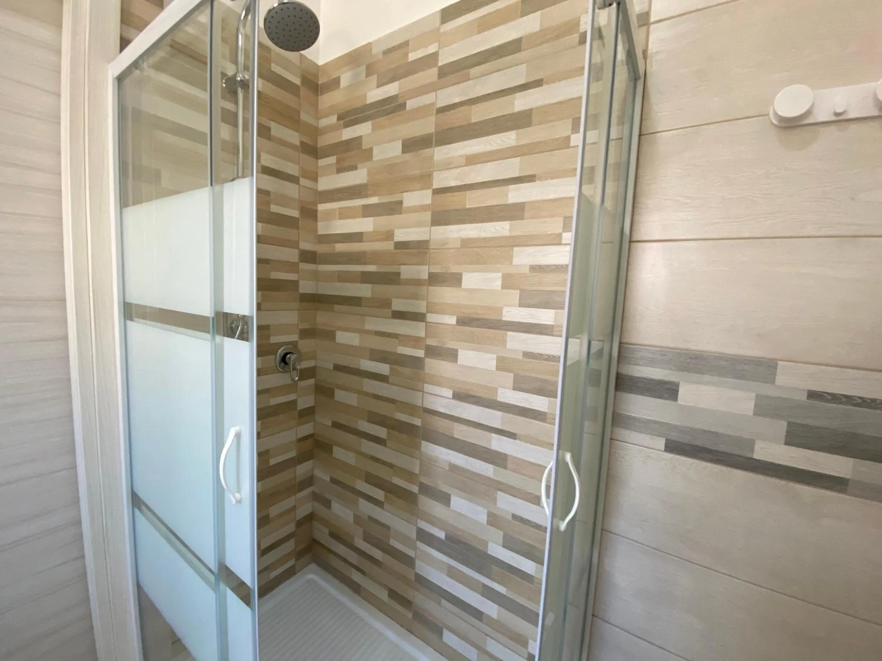 Shower in B&B Enjoy Happyness