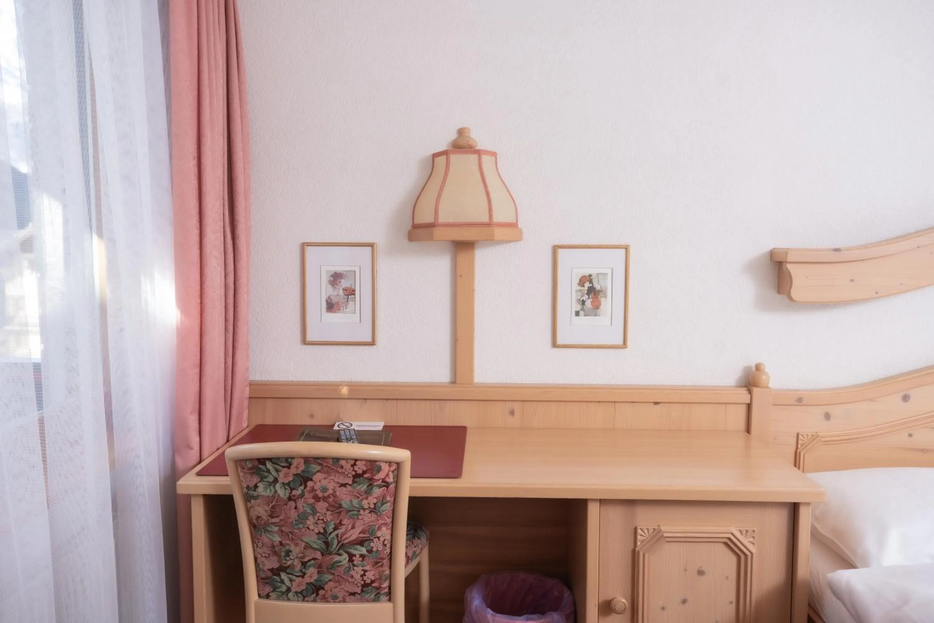 Bed in Hotel Alpenhof