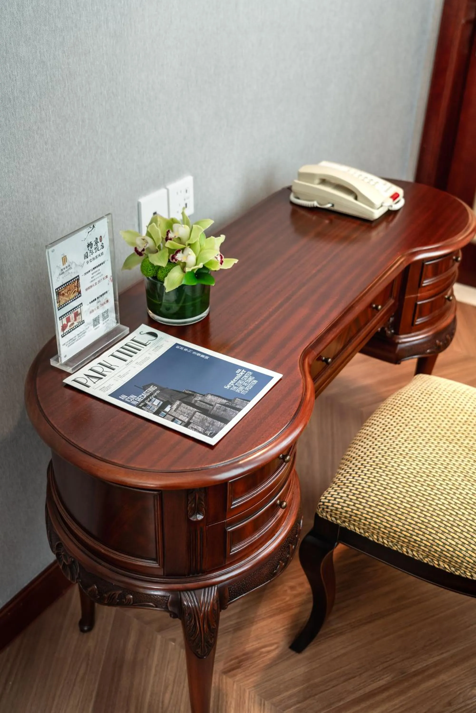 Living room in Shanghai Park Hotel - Hudec Excellent Historical Building - Priority Access for Classic Butterfly Cookies Without queuing to guests