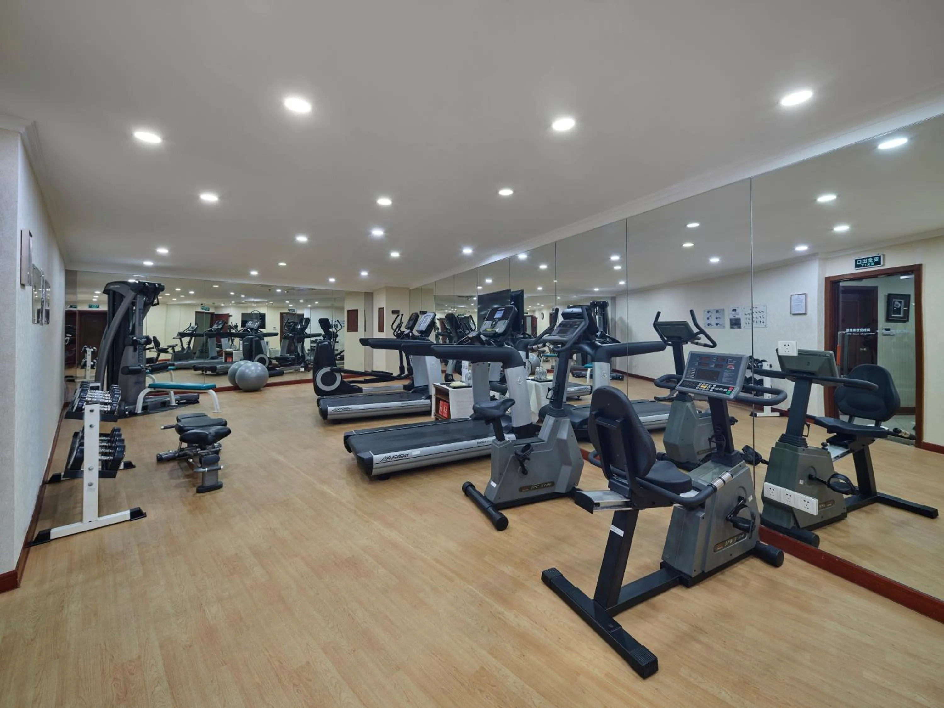 Fitness centre/facilities in Shanghai Park Hotel - Hudec Excellent Historical Building - Priority Access for Classic Butterfly Cookies Without queuing to guests