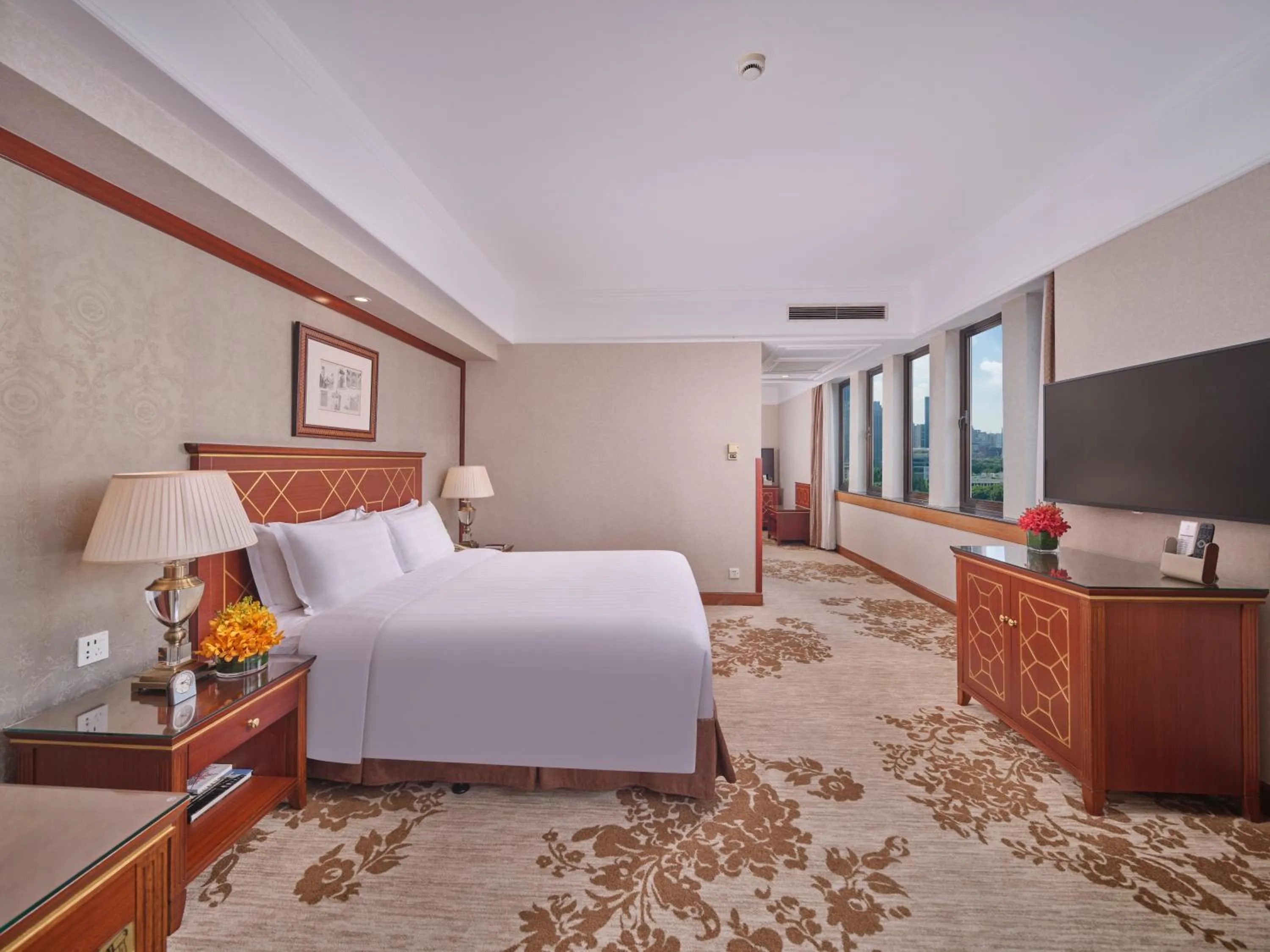 Bedroom, Bed in Shanghai Park Hotel - Hudec Excellent Historical Building - Priority Access for Classic Butterfly Cookies Without queuing to guests