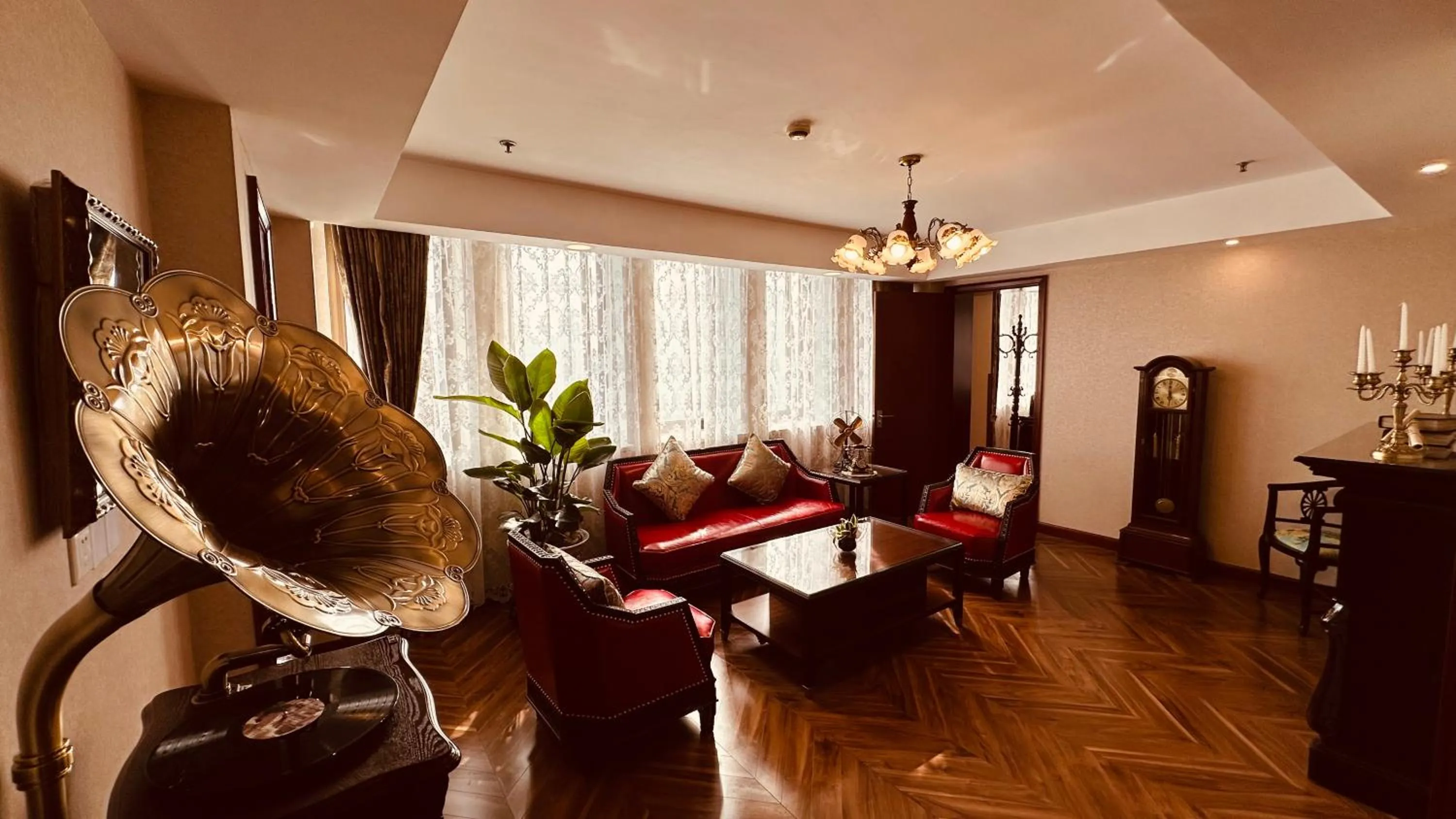 Living room in Shanghai Park Hotel - Hudec Excellent Historical Building - Priority Access for Classic Butterfly Cookies Without queuing to guests