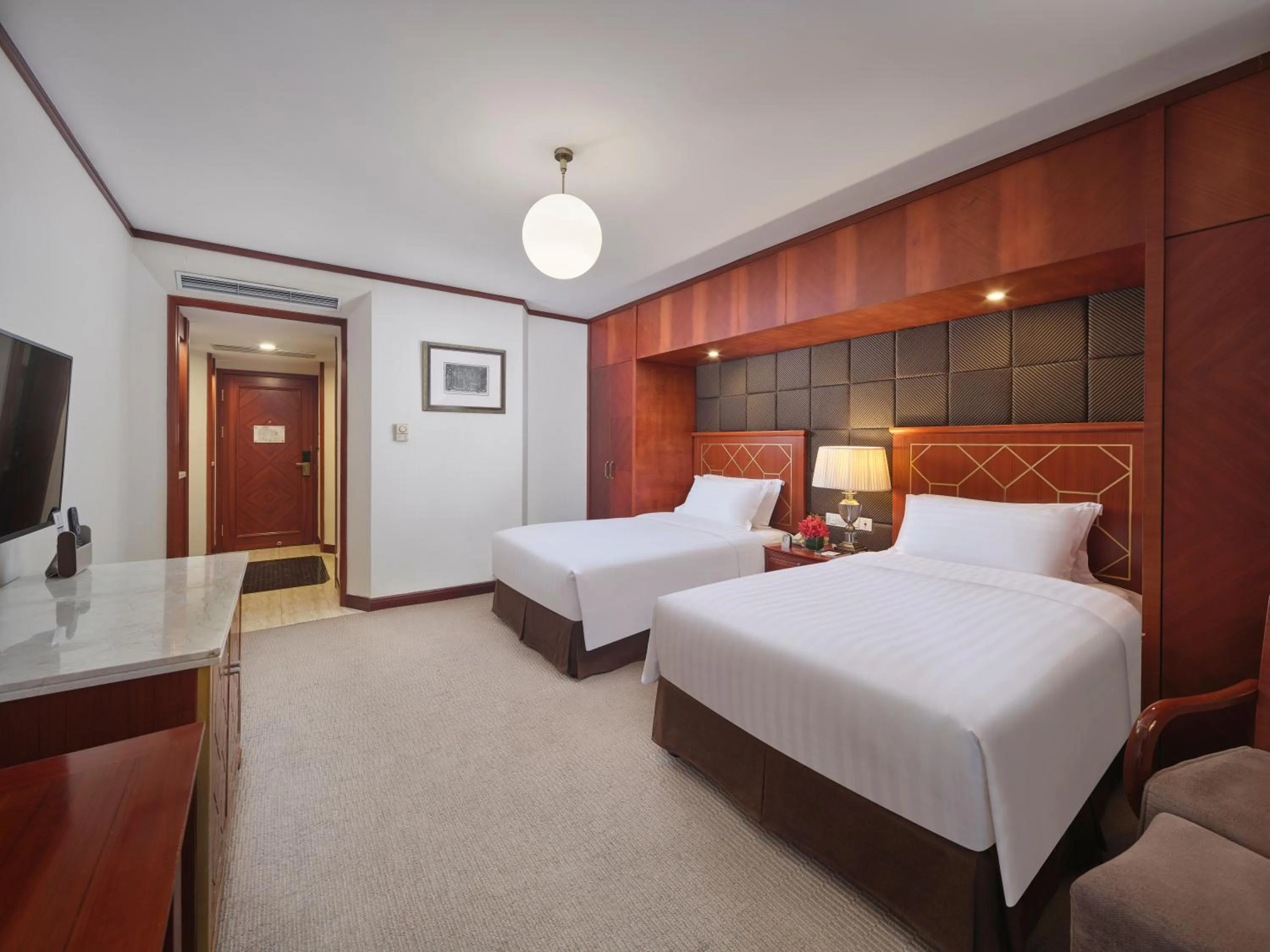 Bedroom, Bed in Shanghai Park Hotel - Hudec Excellent Historical Building - Priority Access for Classic Butterfly Cookies Without queuing to guests