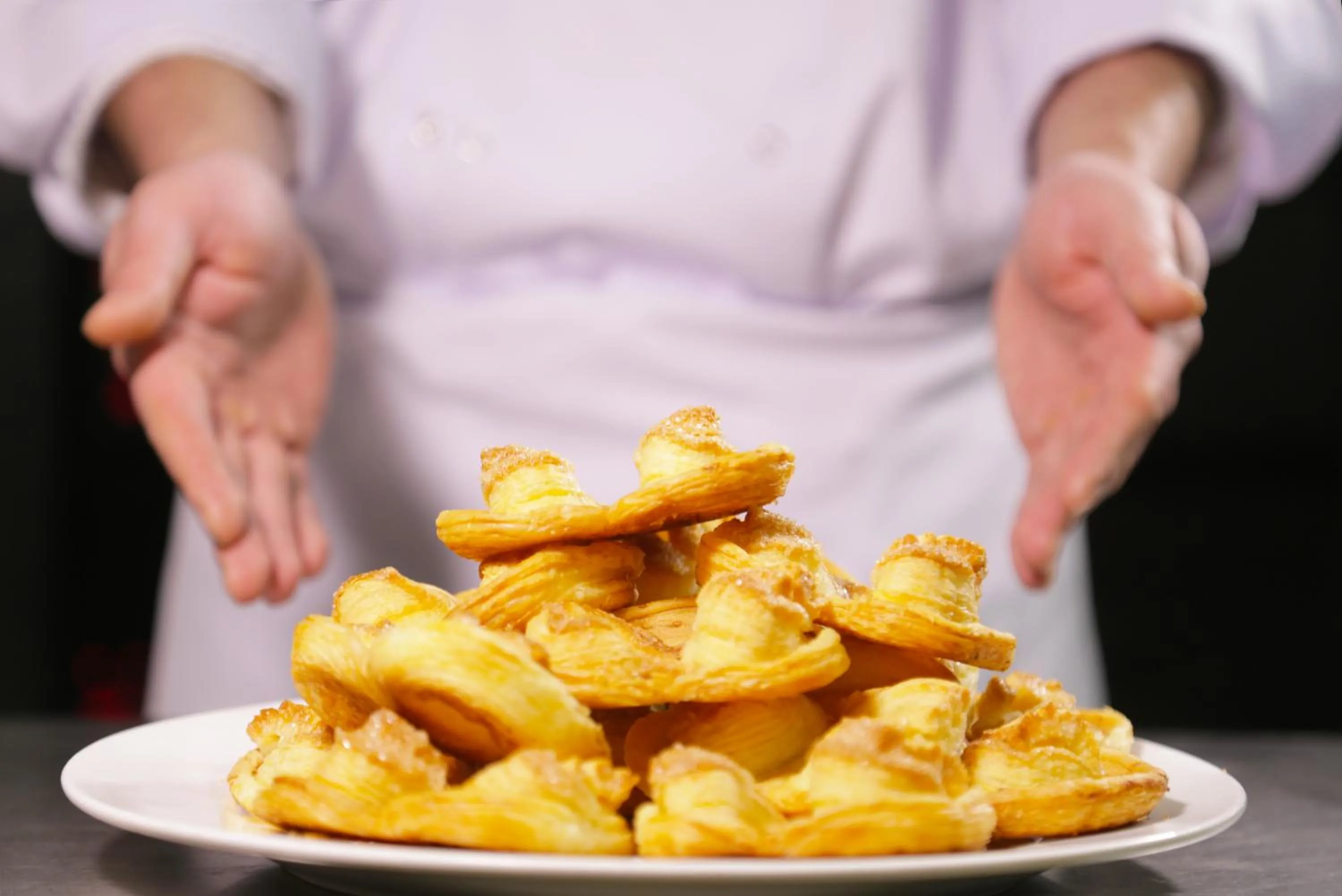 Food in Shanghai Park Hotel - Hudec Excellent Historical Building - Priority Access for Classic Butterfly Cookies Without queuing to guests