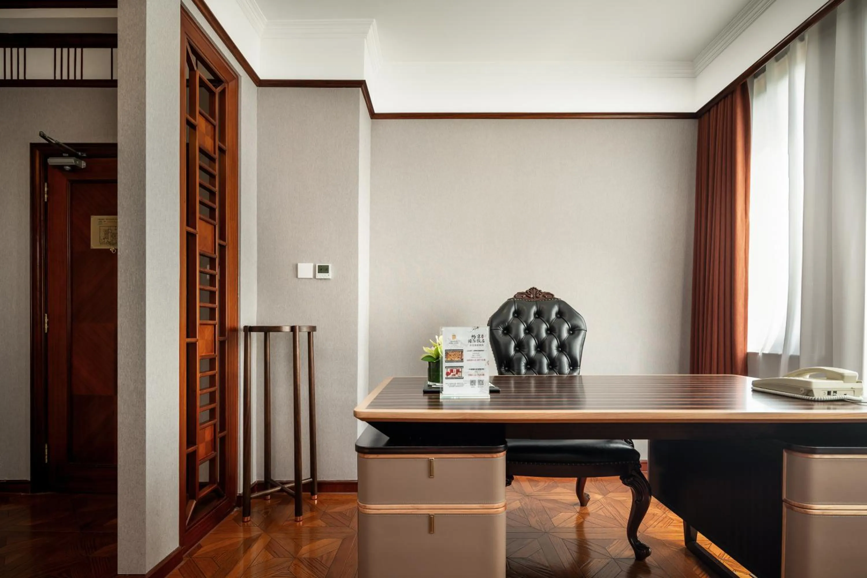 Living room in Shanghai Park Hotel - Hudec Excellent Historical Building - Priority Access for Classic Butterfly Cookies Without queuing to guests