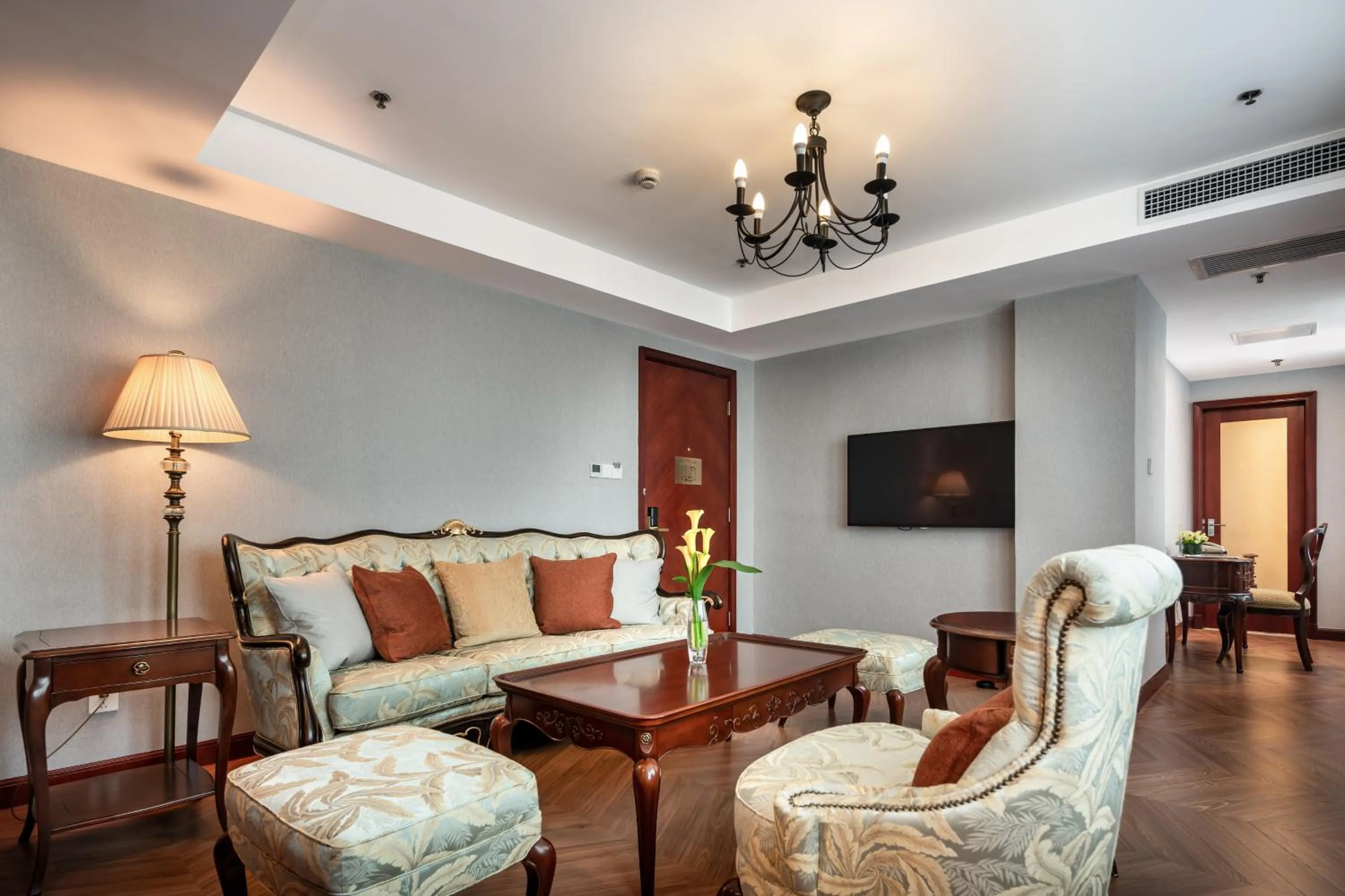 Living room in Shanghai Park Hotel - Hudec Excellent Historical Building - Priority Access for Classic Butterfly Cookies Without queuing to guests