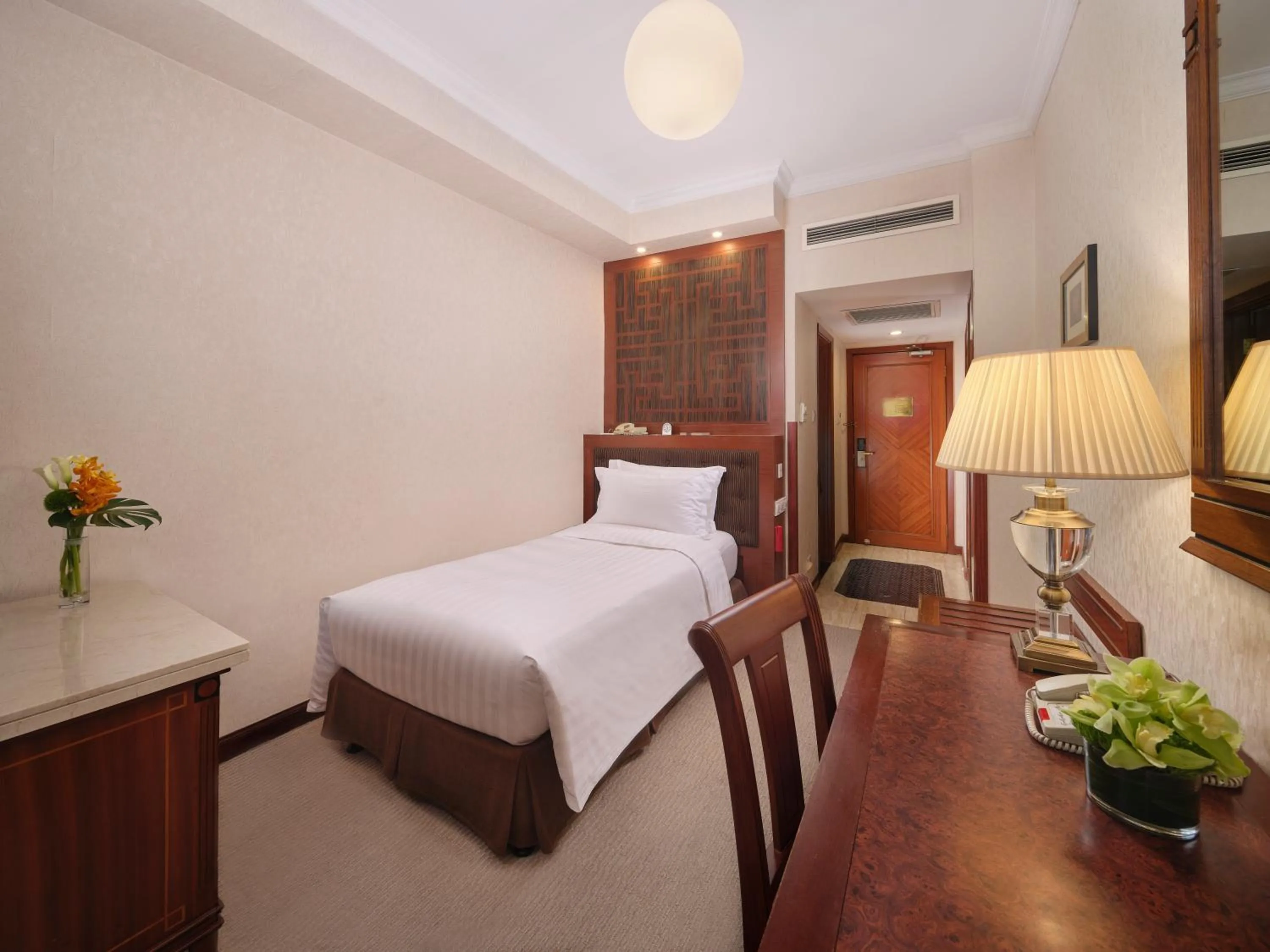 Bedroom, Bed in Shanghai Park Hotel - Hudec Excellent Historical Building - Priority Access for Classic Butterfly Cookies Without queuing to guests