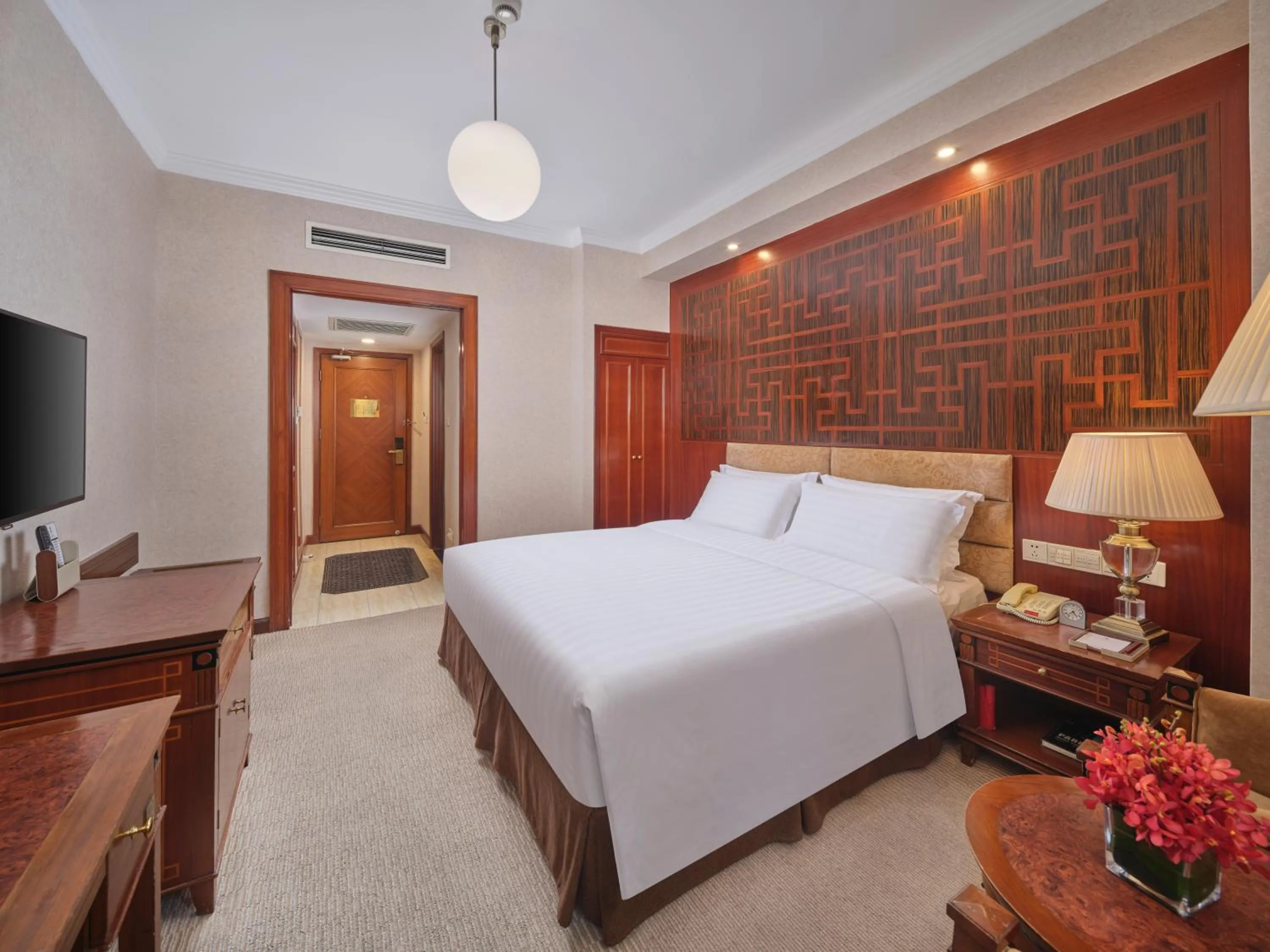 Bedroom, Bed in Shanghai Park Hotel - Hudec Excellent Historical Building - Priority Access for Classic Butterfly Cookies Without queuing to guests