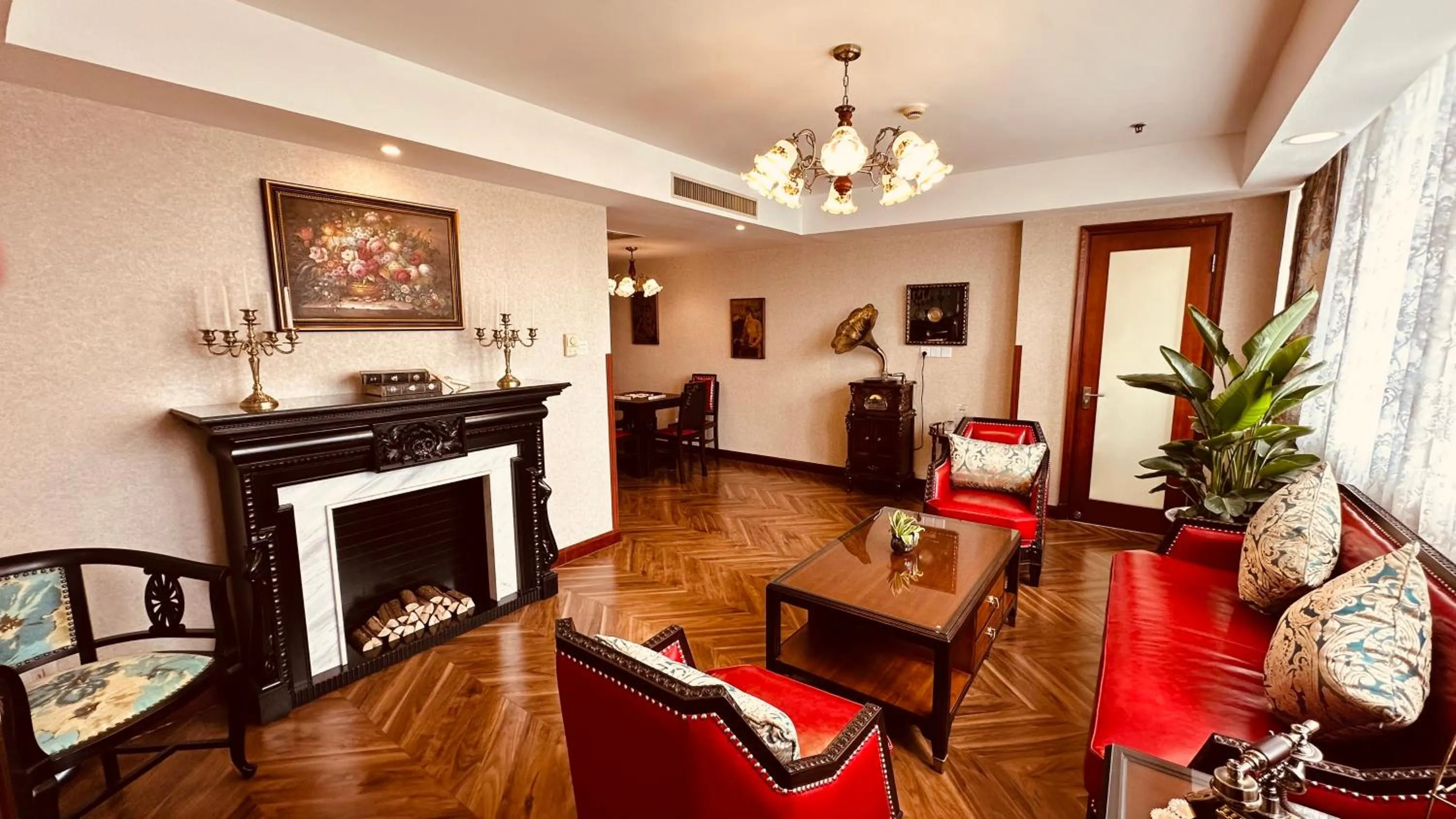 Living room in Shanghai Park Hotel - Hudec Excellent Historical Building - Priority Access for Classic Butterfly Cookies Without queuing to guests