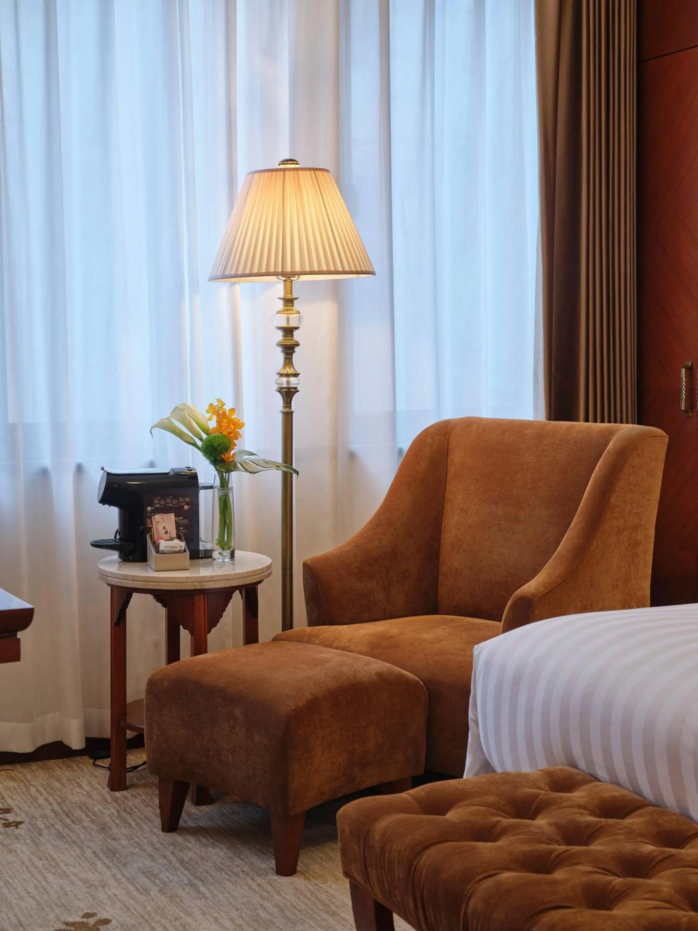 Bedroom in Shanghai Park Hotel - Hudec Excellent Historical Building - Priority Access for Classic Butterfly Cookies Without queuing to guests