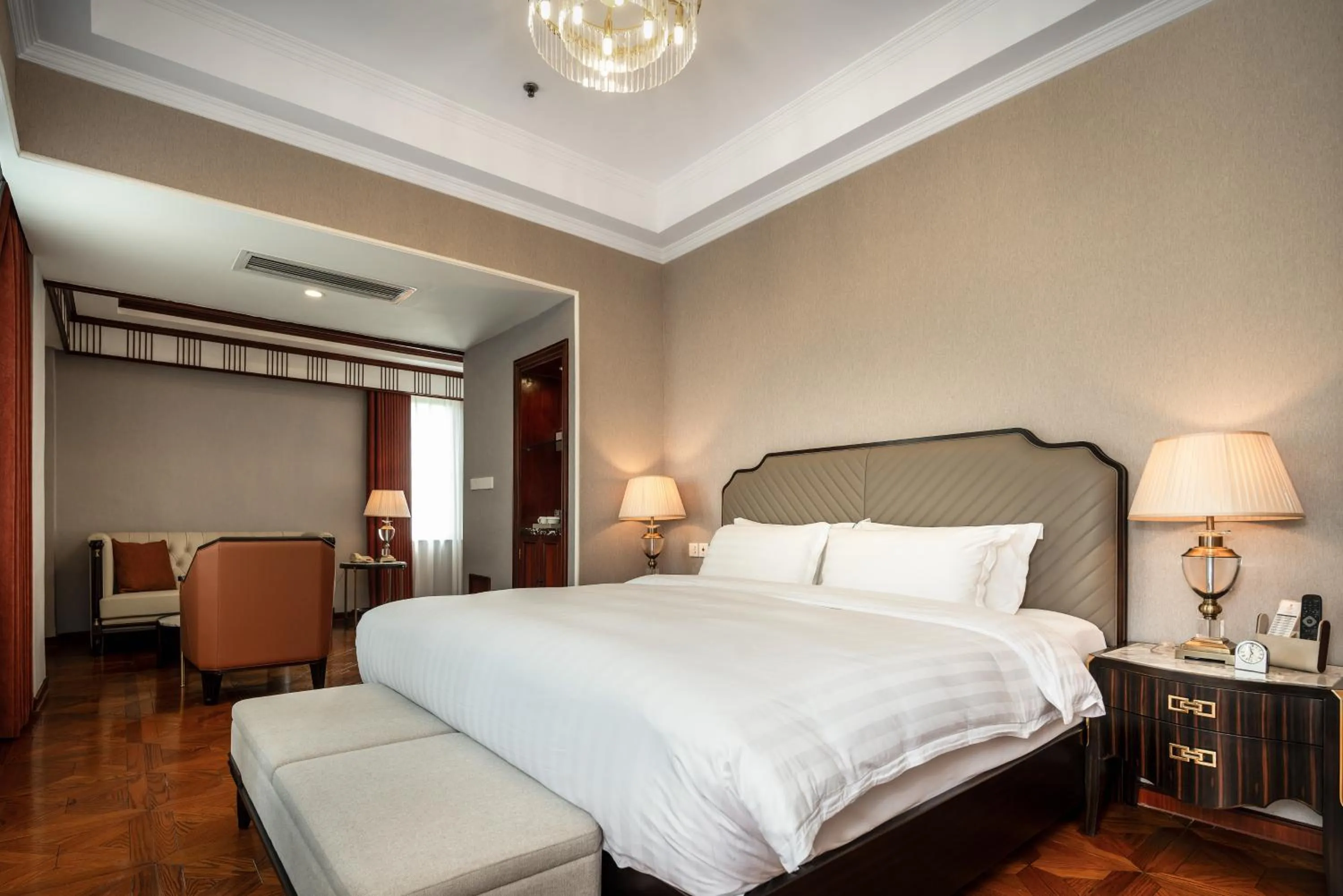Bedroom, Bed in Shanghai Park Hotel - Hudec Excellent Historical Building - Priority Access for Classic Butterfly Cookies Without queuing to guests