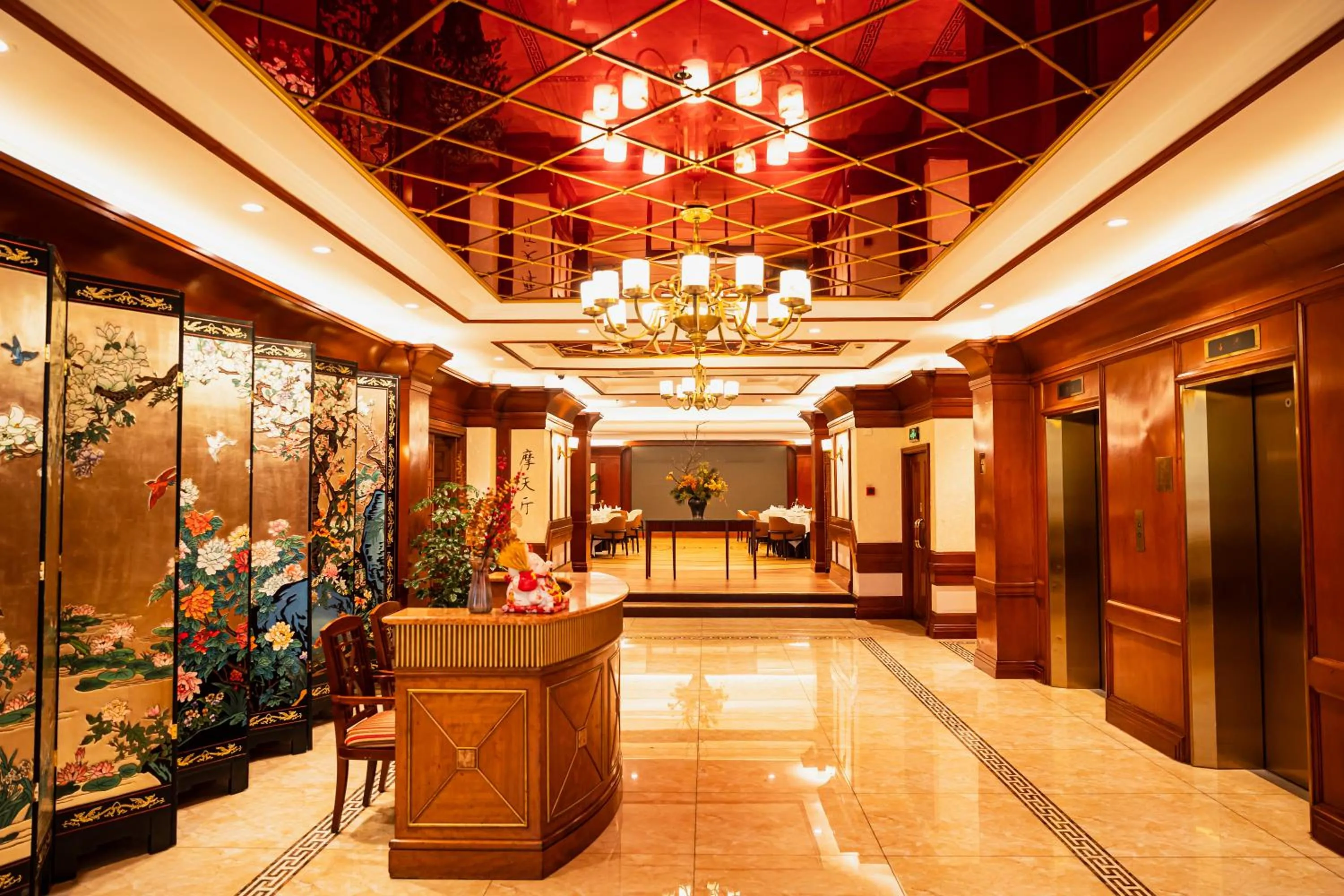 Restaurant/places to eat in Shanghai Park Hotel - Hudec Excellent Historical Building - Priority Access for Classic Butterfly Cookies Without queuing to guests