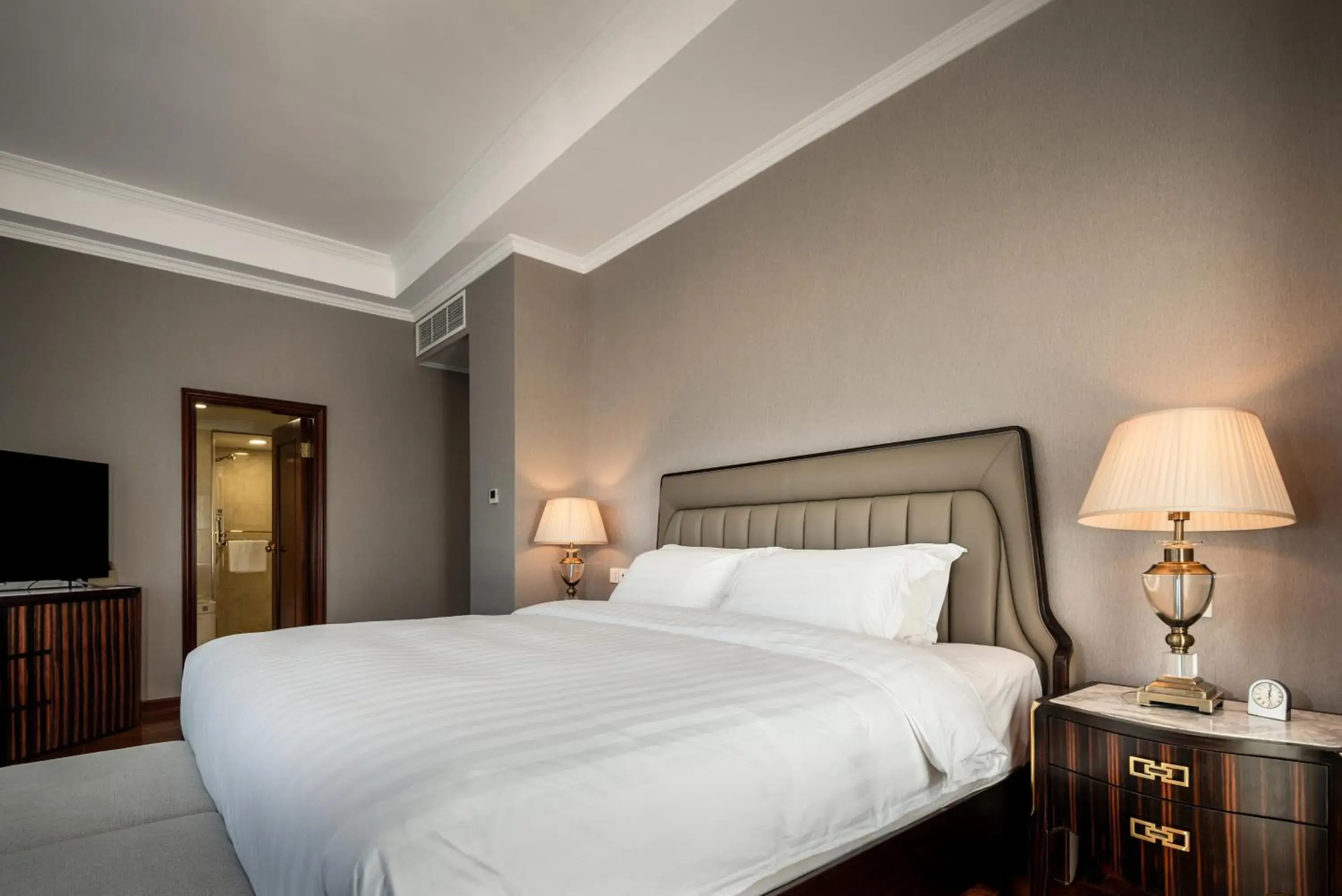 Bedroom, Bed in Shanghai Park Hotel - Hudec Excellent Historical Building - Priority Access for Classic Butterfly Cookies Without queuing to guests Bedroom, Bed in Shanghai Park Hotel - Hudec Excellent Historical Building - Priority Access for Classic Butterfly Cookies Without queuing to guests