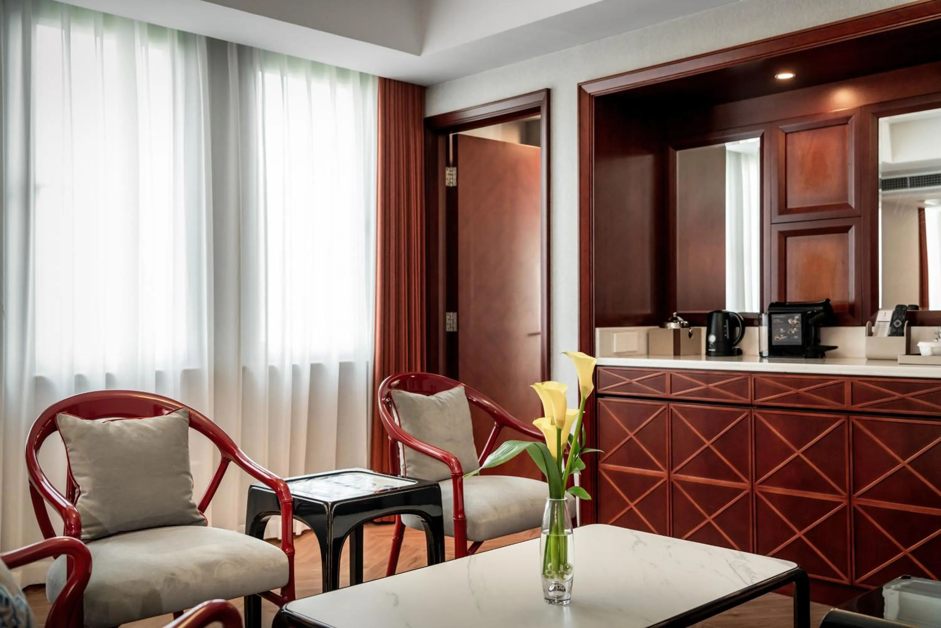 Living room in Shanghai Park Hotel - Hudec Excellent Historical Building - Priority Access for Classic Butterfly Cookies Without queuing to guests