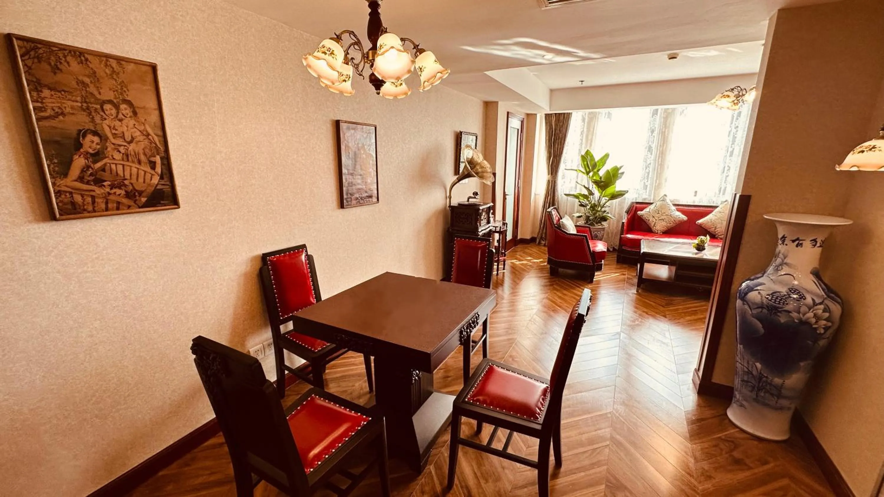 Living room in Shanghai Park Hotel - Hudec Excellent Historical Building - Priority Access for Classic Butterfly Cookies Without queuing to guests