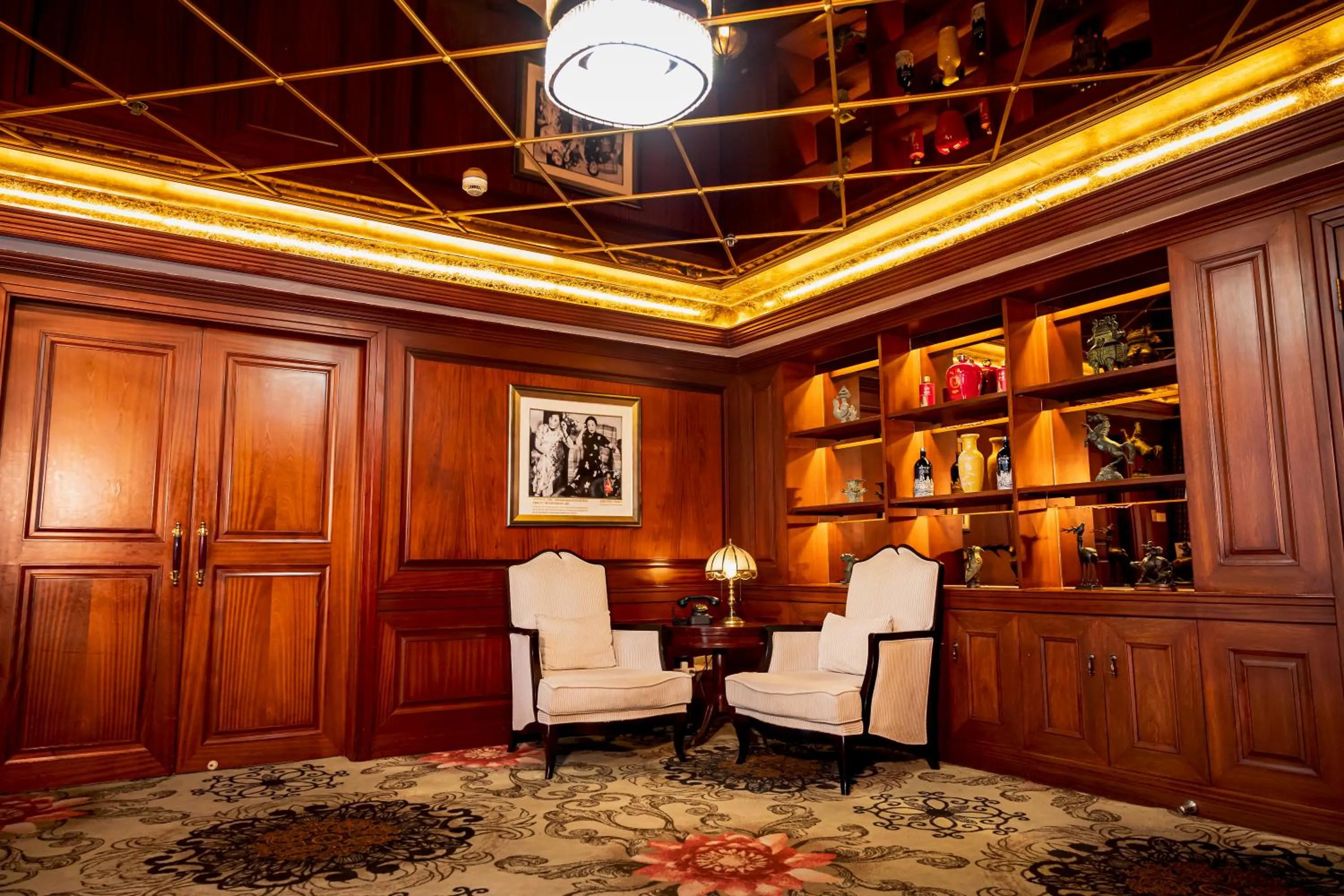 Restaurant/places to eat in Shanghai Park Hotel - Hudec Excellent Historical Building - Priority Access for Classic Butterfly Cookies Without queuing to guests