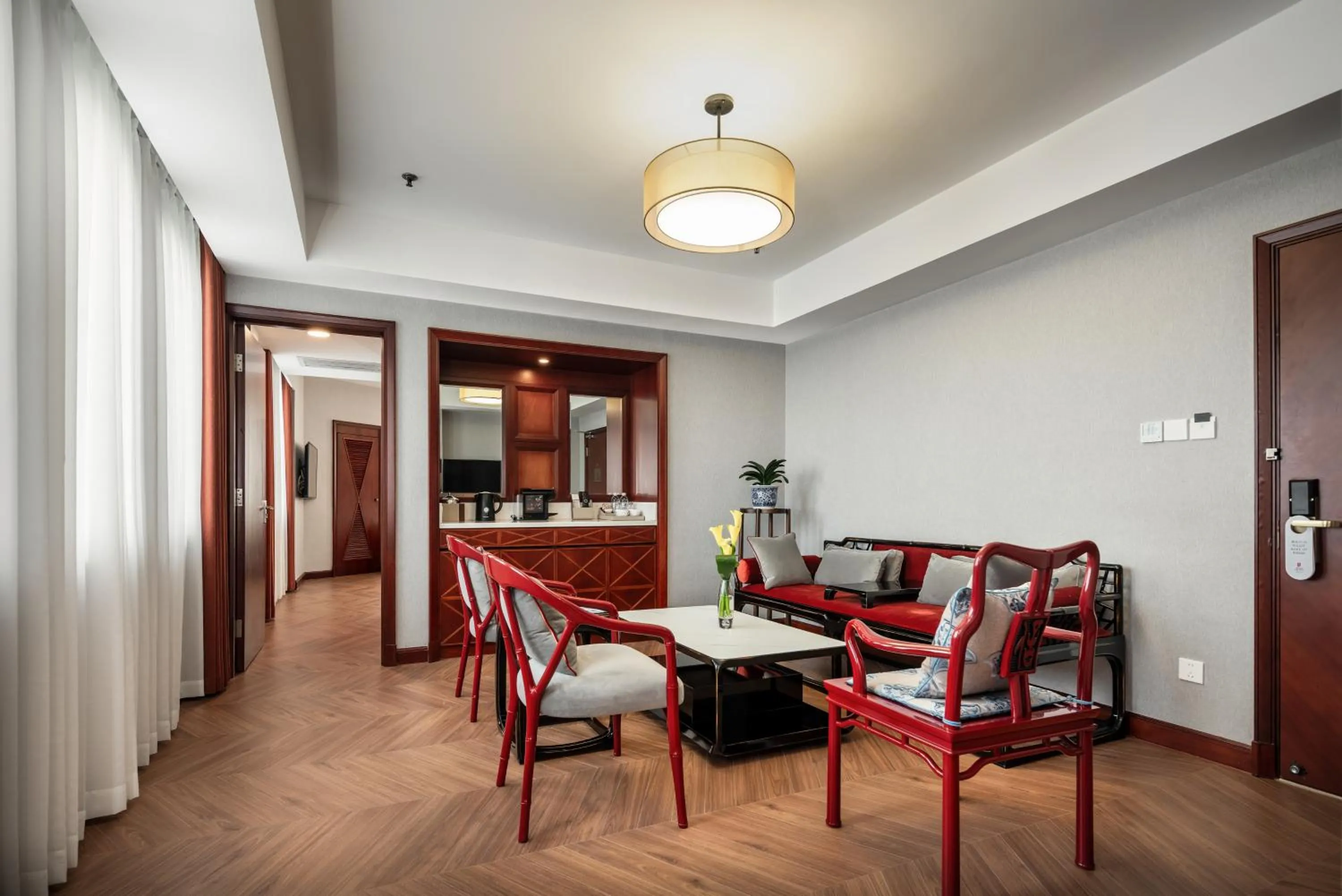 Living room in Shanghai Park Hotel - Hudec Excellent Historical Building - Priority Access for Classic Butterfly Cookies Without queuing to guests