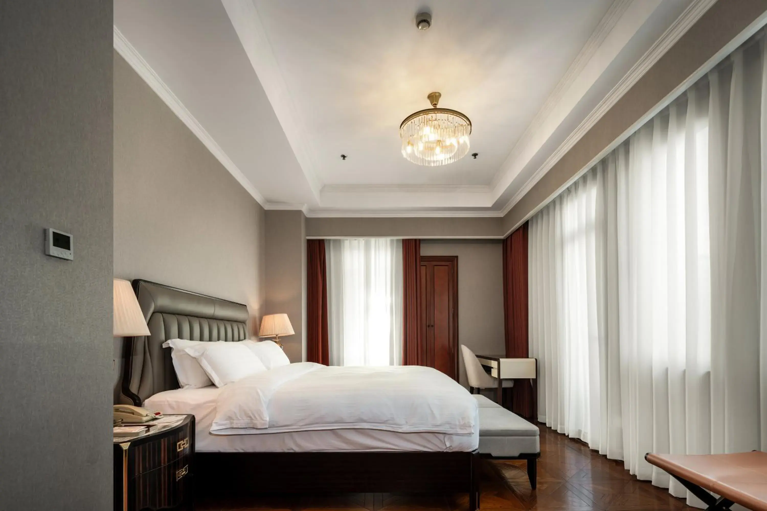 Bedroom, Bed in Shanghai Park Hotel - Hudec Excellent Historical Building - Priority Access for Classic Butterfly Cookies Without queuing to guests Bedroom, Bed in Shanghai Park Hotel - Hudec Excellent Historical Building - Priority Access for Classic Butterfly Cookies Without queuing to guests
