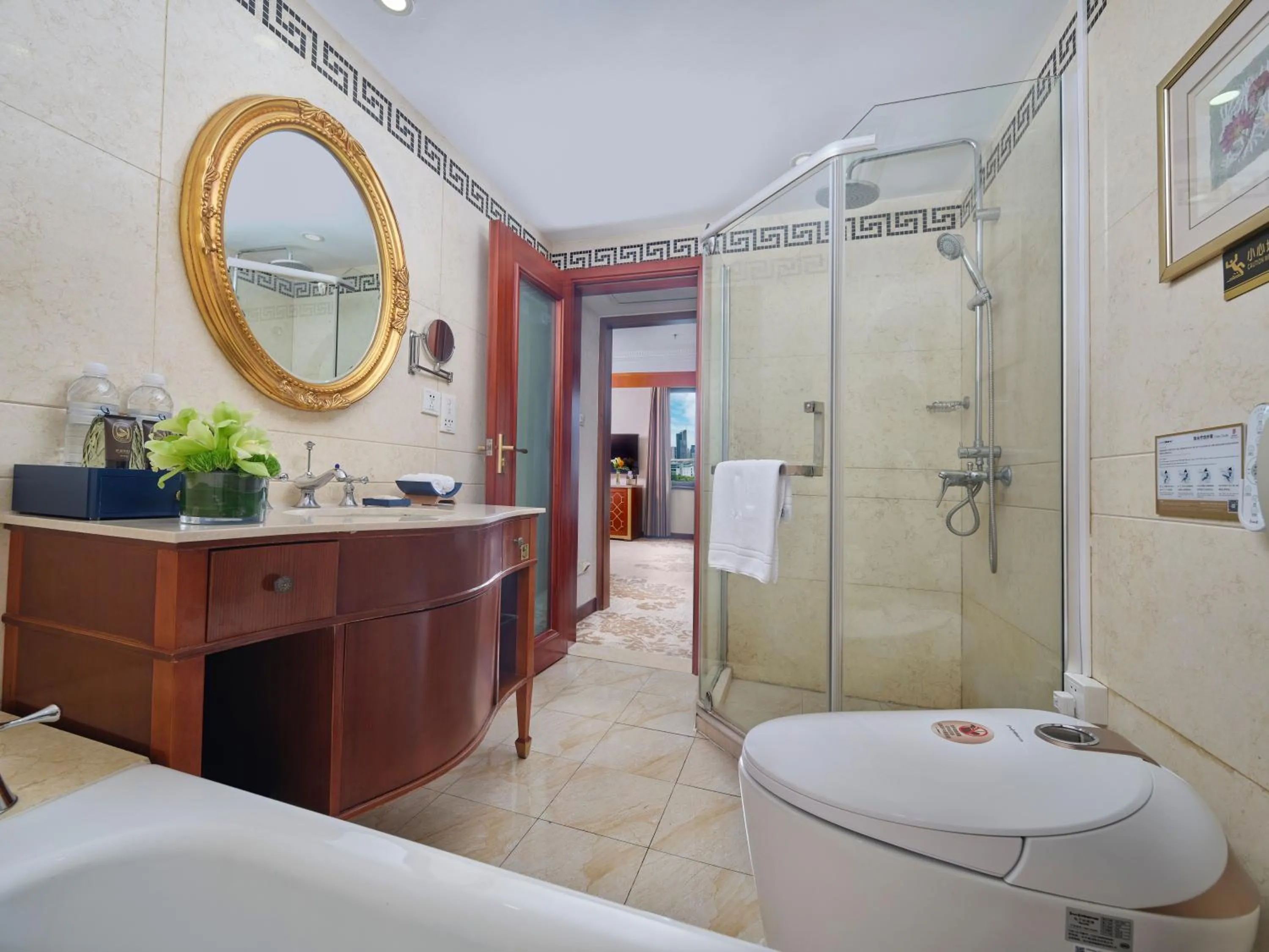 Toilet in Shanghai Park Hotel - Hudec Excellent Historical Building - Priority Access for Classic Butterfly Cookies Without queuing to guests