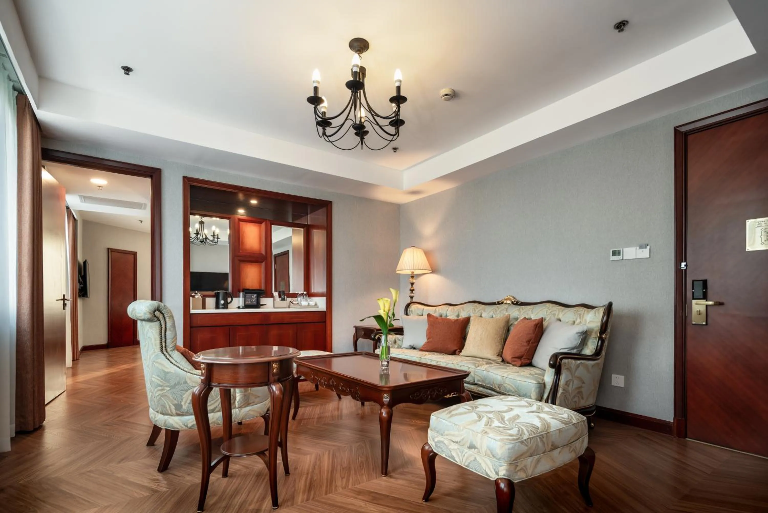 Living room in Shanghai Park Hotel - Hudec Excellent Historical Building - Priority Access for Classic Butterfly Cookies Without queuing to guests