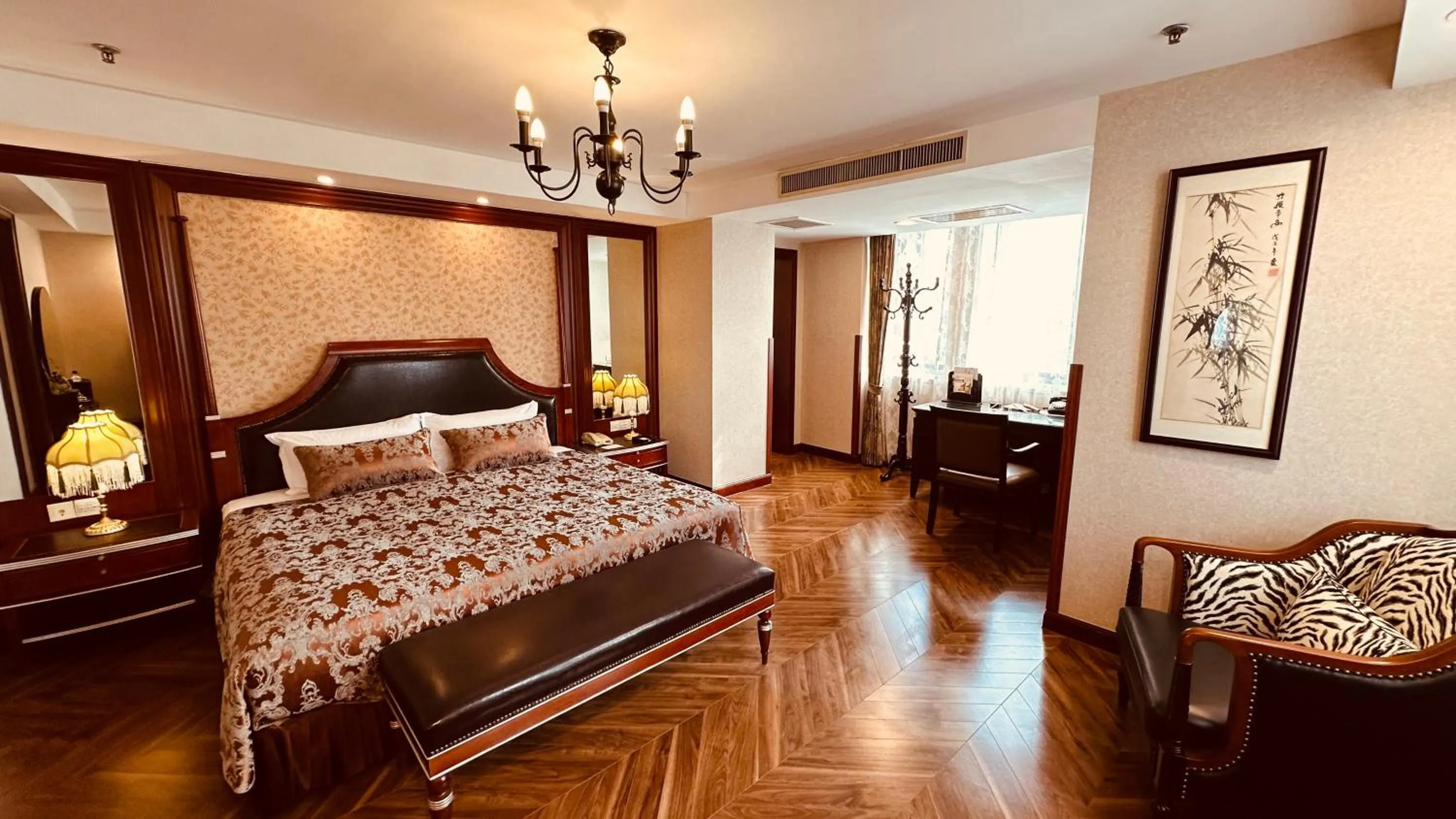 Bedroom, Bed in Shanghai Park Hotel - Hudec Excellent Historical Building - Priority Access for Classic Butterfly Cookies Without queuing to guests