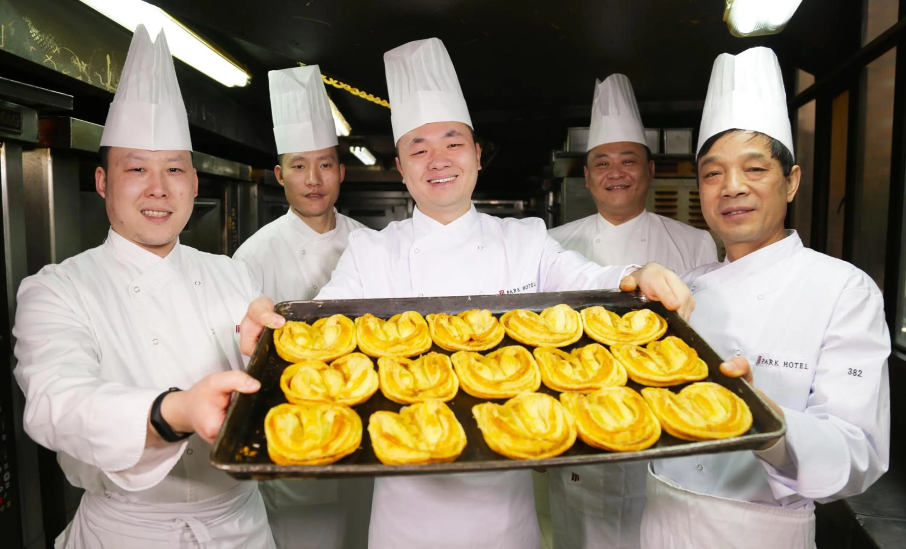 Staff in Shanghai Park Hotel - Hudec Excellent Historical Building - Priority Access for Classic Butterfly Cookies Without queuing to guests