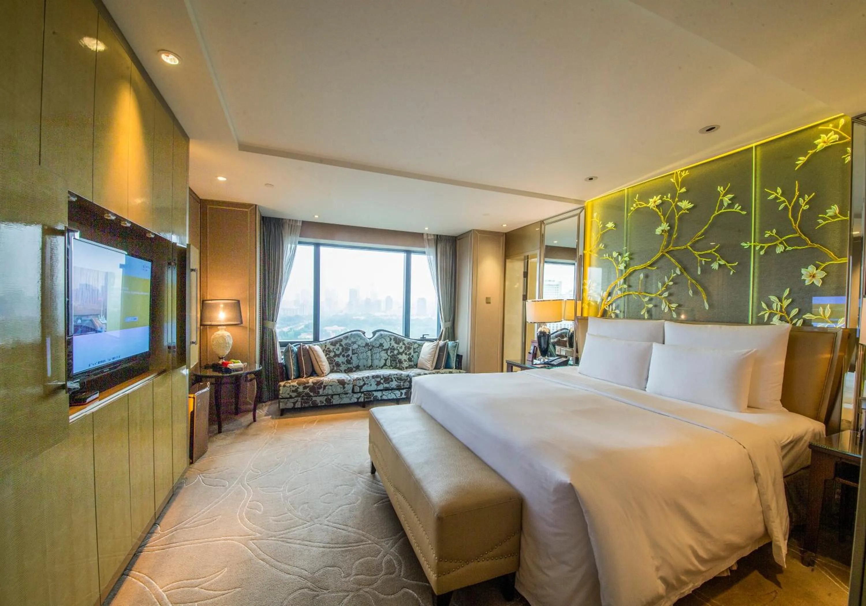 Bedroom, Bed in The Kunlun Beijing Jin Jiang Radisson